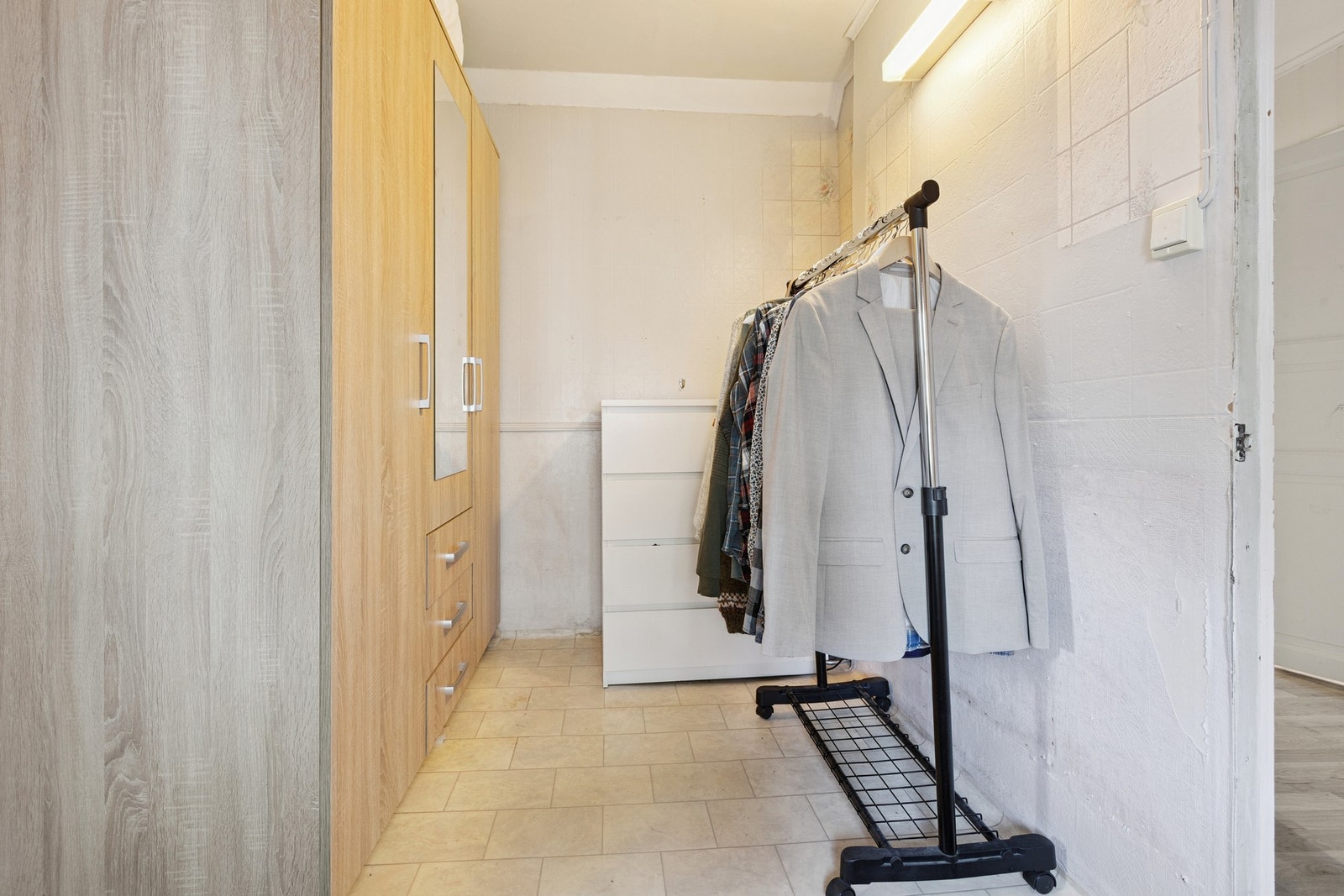 - Dette rommet benyttes idag til walk-in garderobe. Her inne er det klargjort for å kunne pusse opp et ekstra bad med rør og elektrisk. Galleribilde