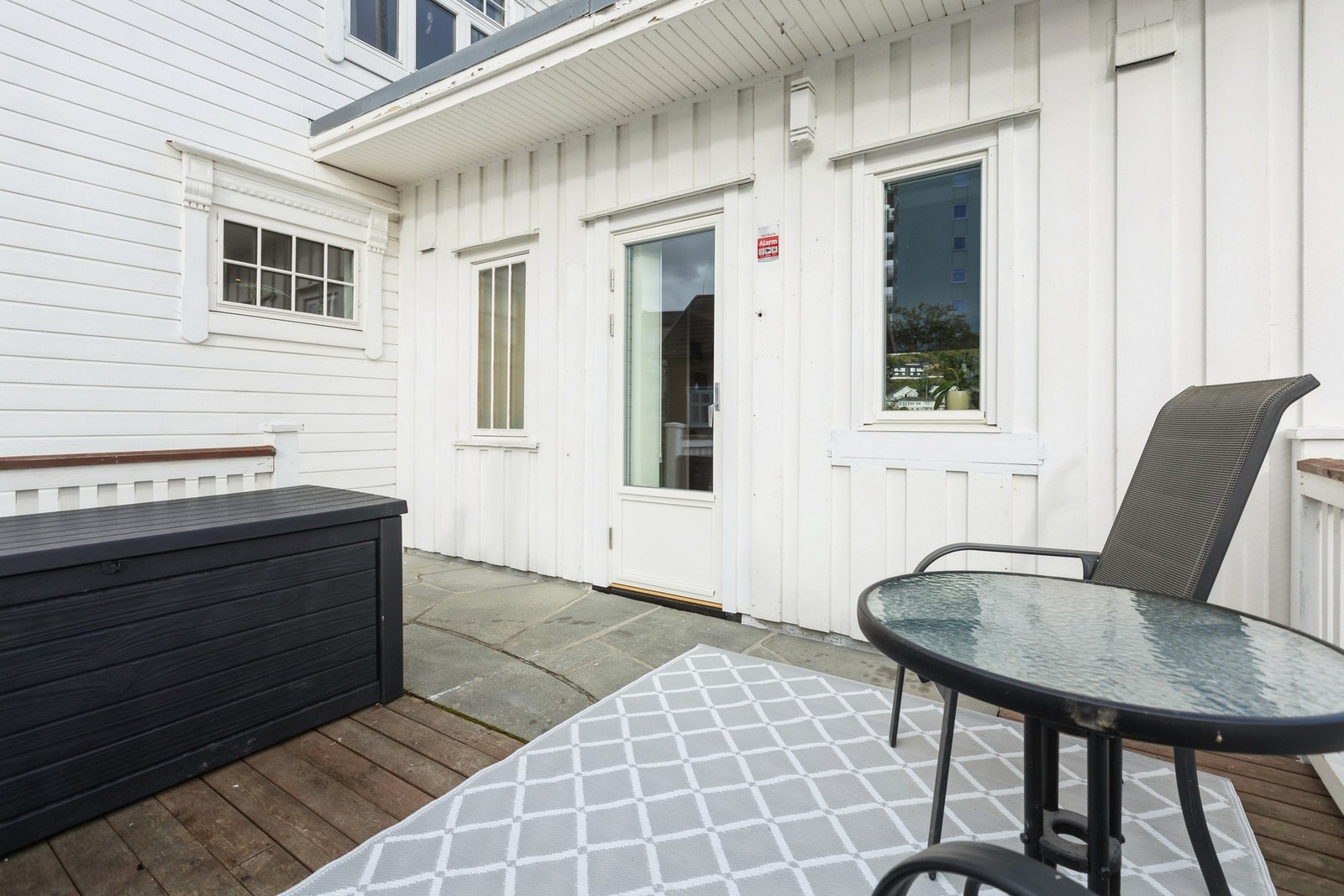 - Fin veranda hvor du nyter sommeren i urbane omgivelser. Galleribilde