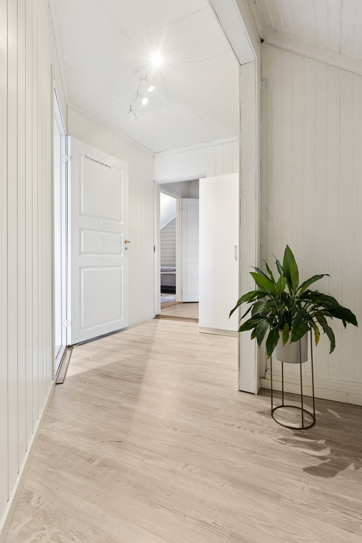 - Oppe på loftet finner du 3 soverom + en walk-in garderobe i tilknytning til et av soverommene. Galleribilde