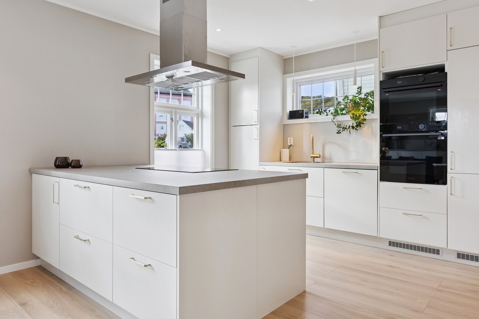 - Lekkert kjøkken fra 2023 med stilren innredning og integrerte hvitevarer. Galleribilde