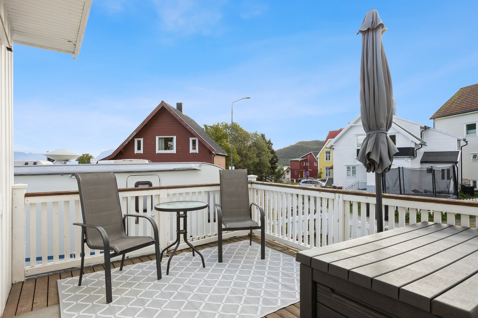 - På fremsiden ved inngangspartiet finner du en fin veranda hvor sola treffer godt fra morgen til formiddag. Galleribilde