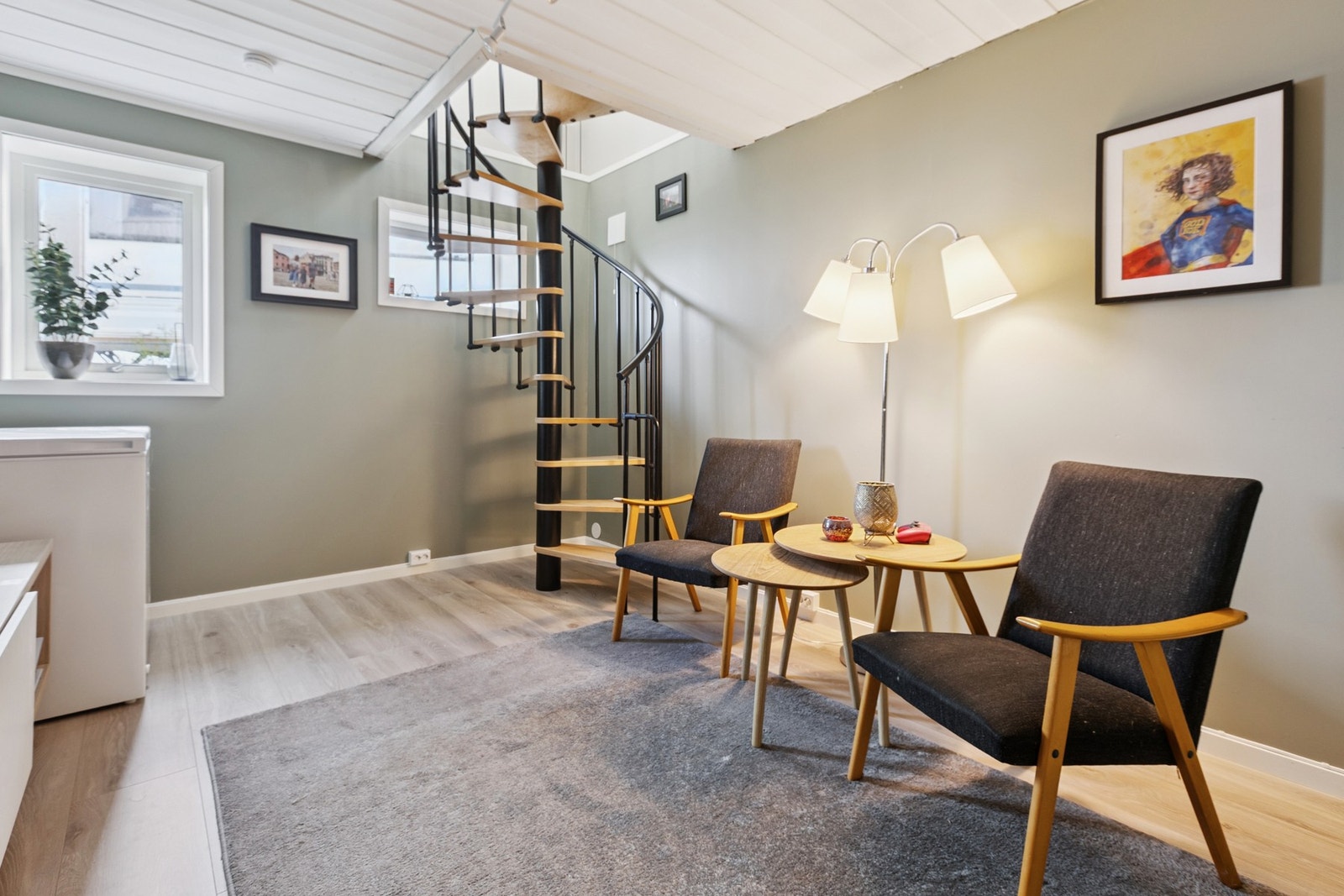 - Spiraltrappen tar deg ned til underetasjen hvor du finner 1 soverom og kjellerstue. Galleribilde