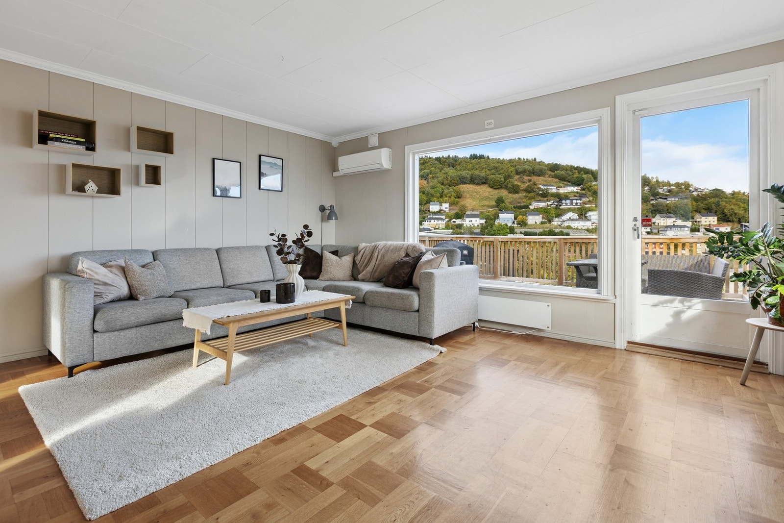 - Store vindusflater gir behagelig lyssetting og byr på fin romfølelse. Galleribilde