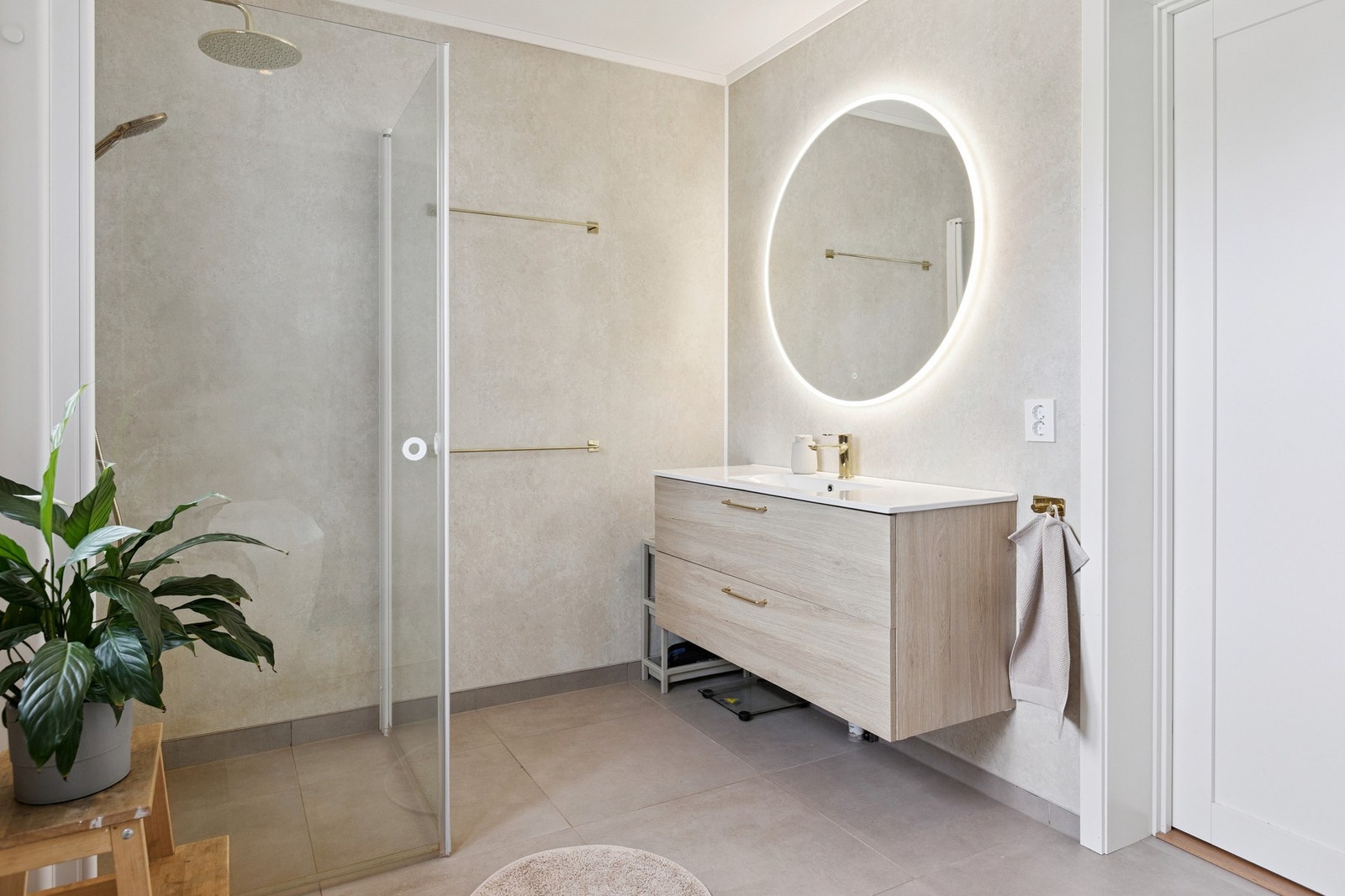 - Moderne og stilrent baderom med gjennomtenkte detaljer. Moderne fliser på gulv, stilrene plater på vegger og en flott innredning gjør at du trives i hverdagen. Galleribilde