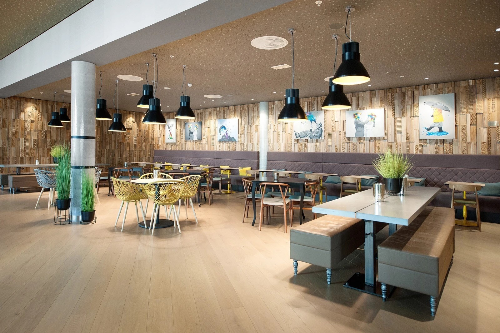Hotellets hyggelige restaurant fungerer som personal restaurant for byggets leietakere Galleribilde