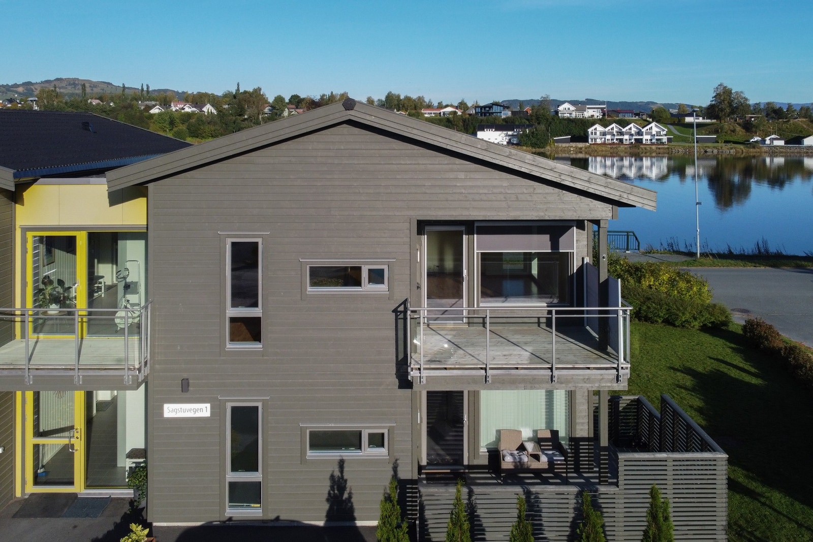 Romslig delvis takoverbygd veranda mot Vest. Det er også veranda mot øst. Galleribilde