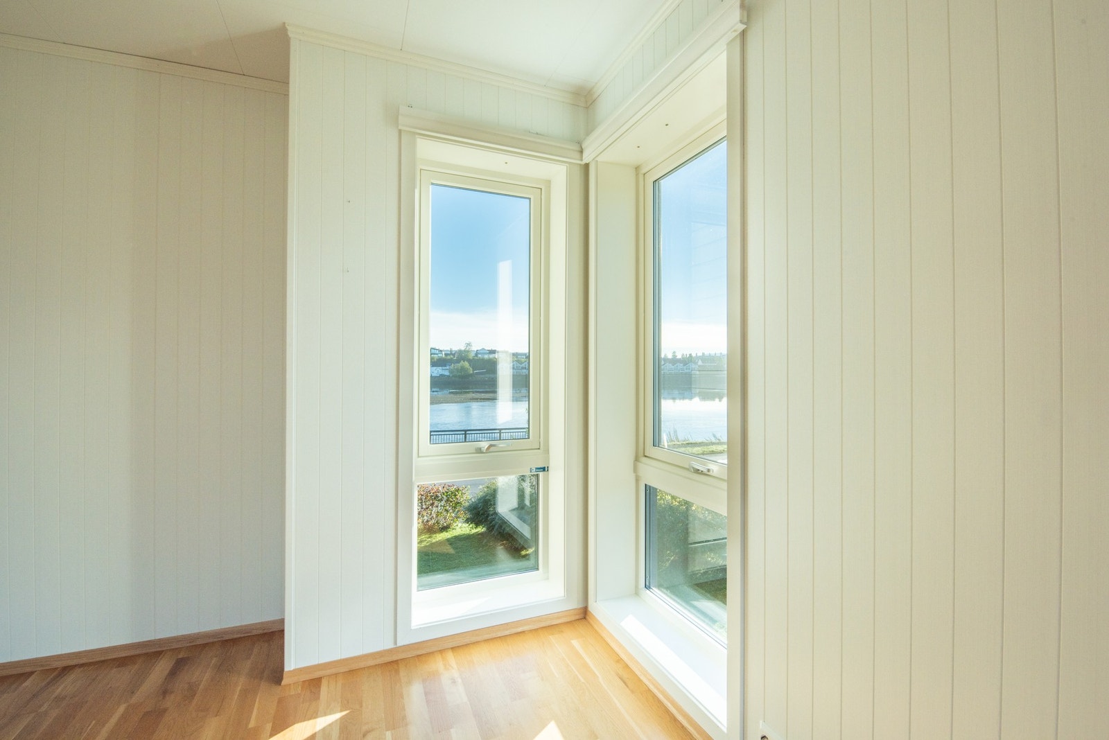 Stuen er bygd slik at man har utsikt over elva her også. Galleribilde