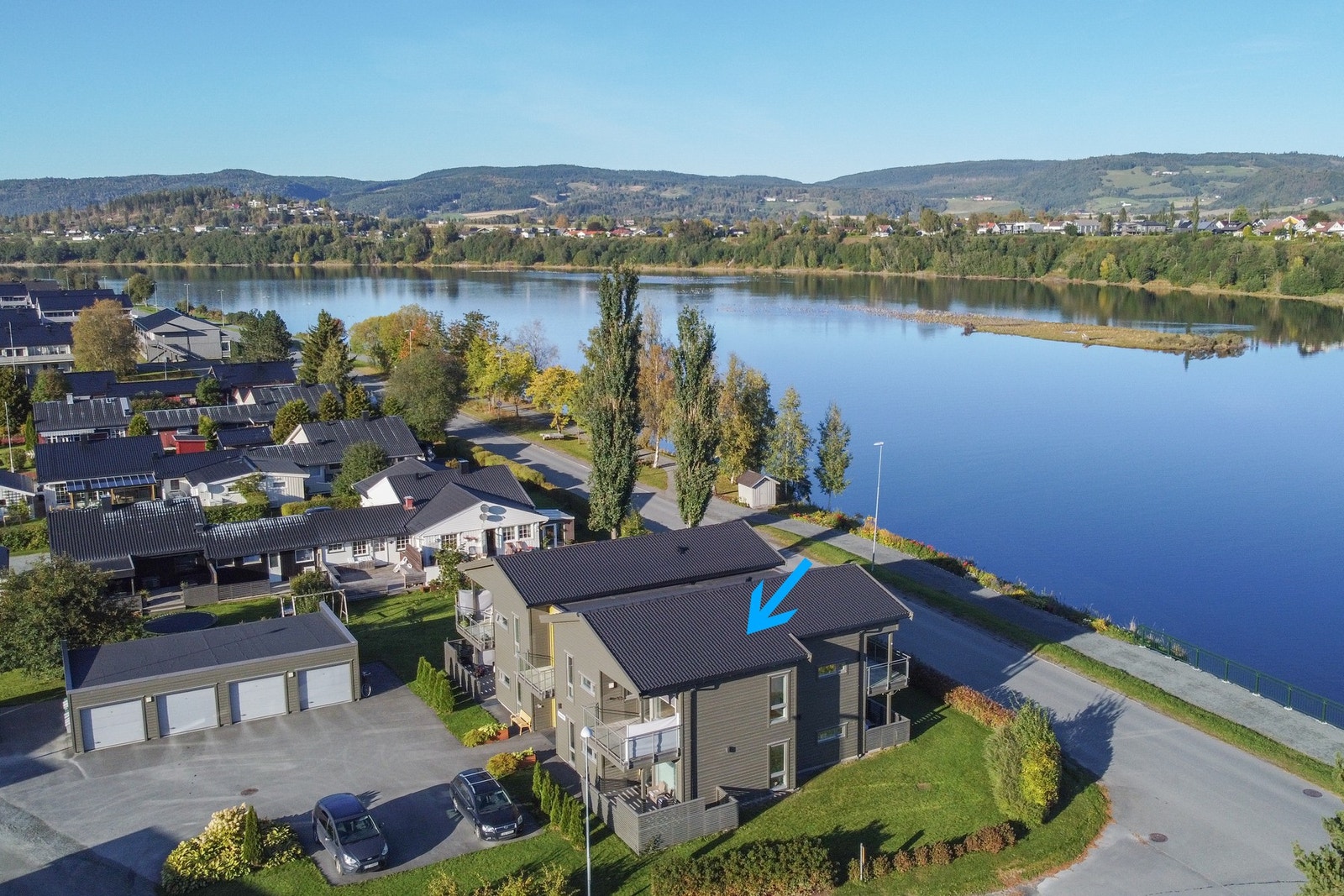Flott leilighet i andre etasje. Takoverbygd veranda både mot øst og vest. Galleribilde