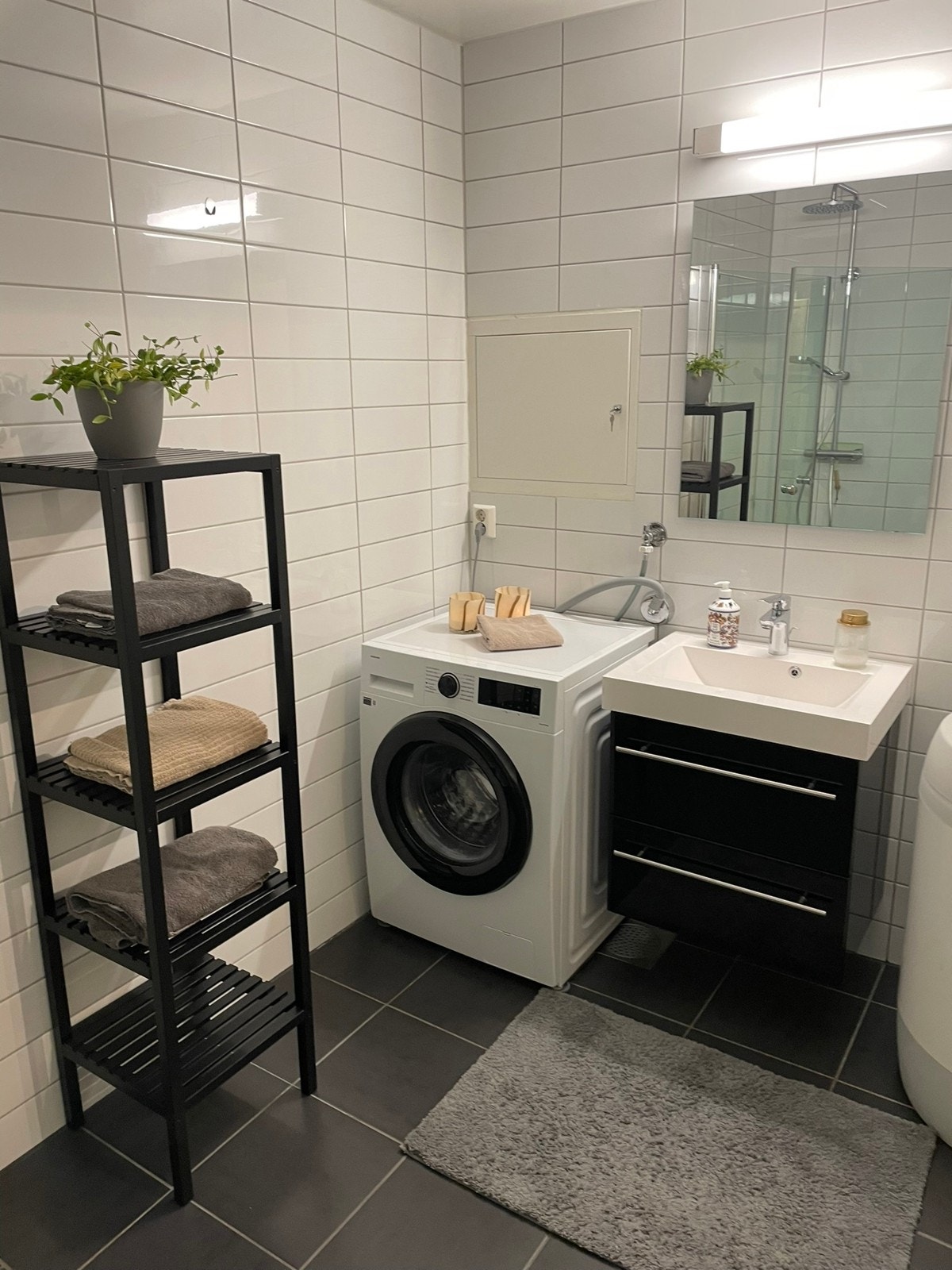Helfliset bad med moderne innredning, toalett og dusjhjørne. Varmekabler i gulv. Galleribilde
