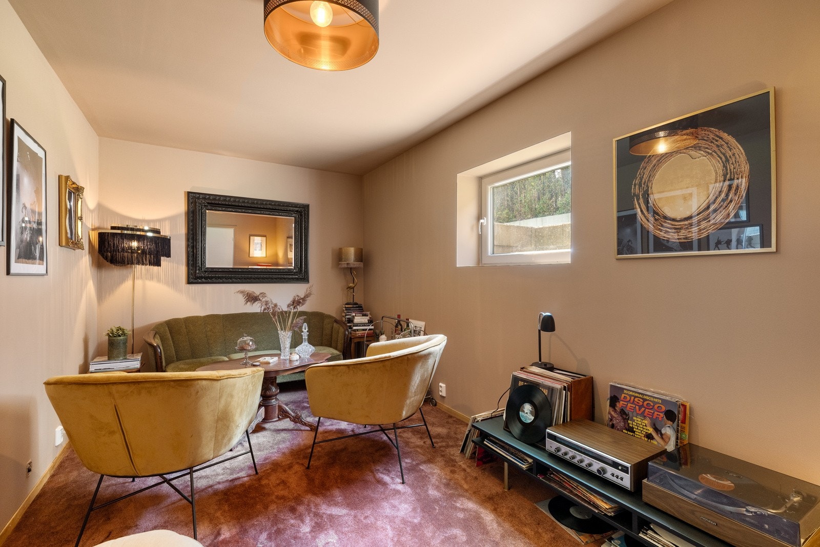 En svært gjennomført girlcave som vektlegger kvinnens behov i huset. Rommet har et rosa mykt vegg til vegg teppe og malte vegger i gammelrosa. Galleribilde
