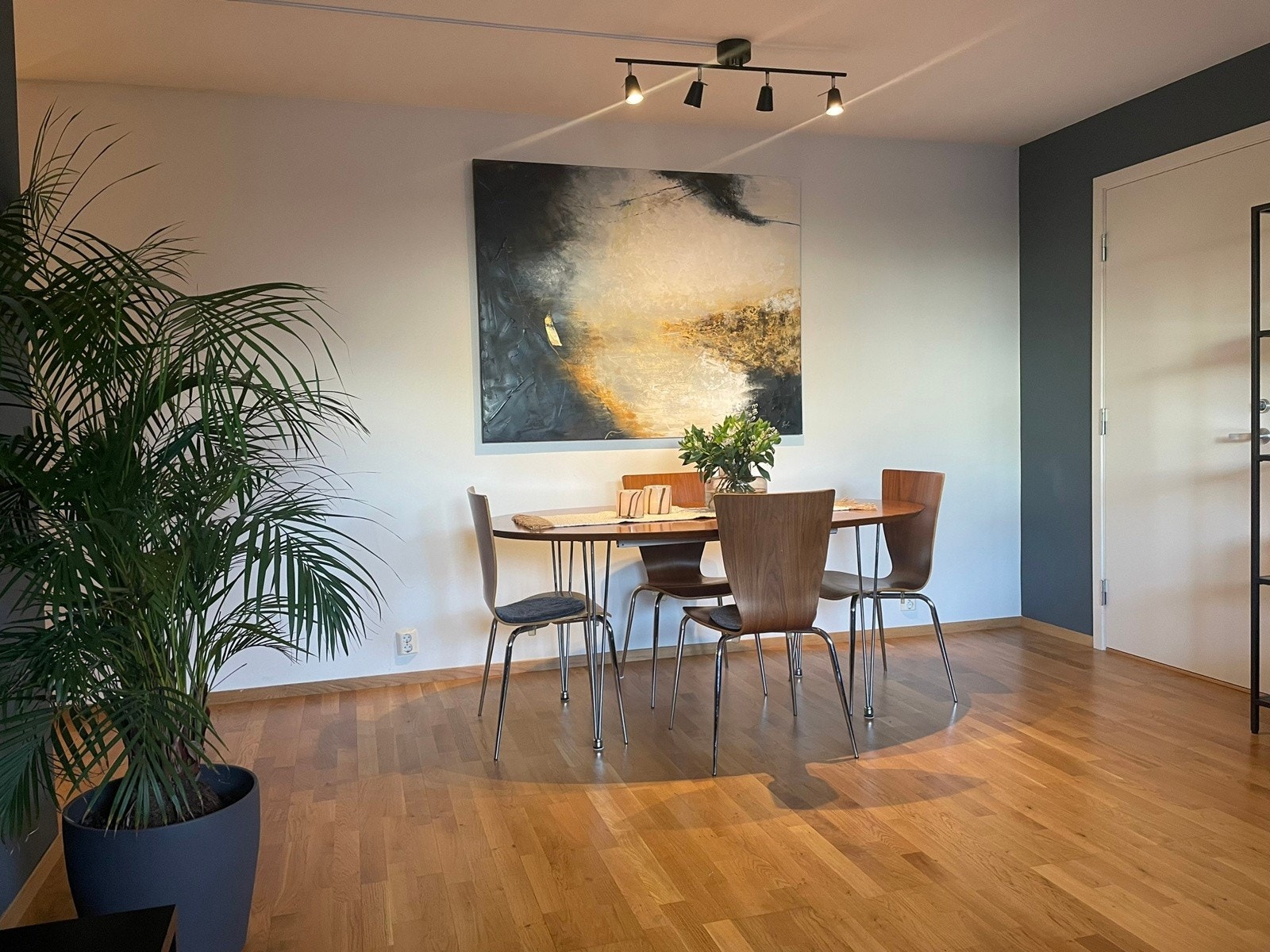 Varmekabler i gang, baderom og stue-/kjøkken. Møbler og hvitevarer som tilhører selger, medfølger i handelen. Galleribilde