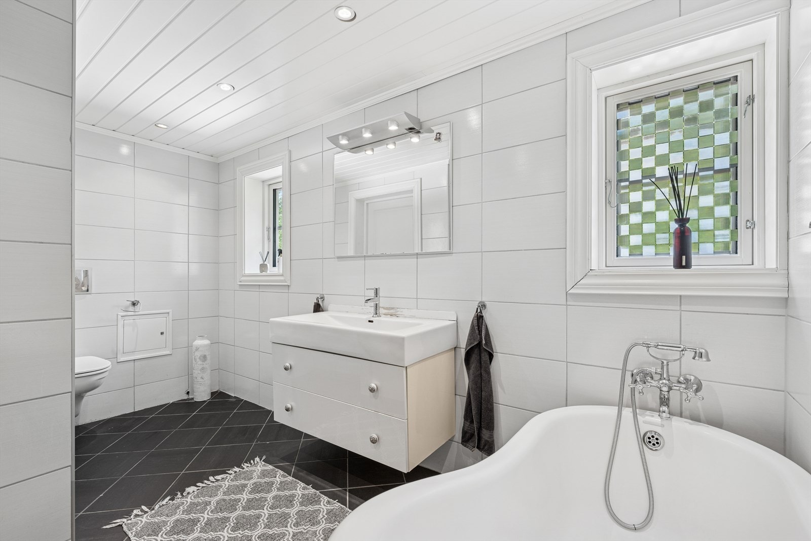 Badet er plassert i andre etasje og fremstår som delikat. Herlig badekar og moderne baderomsinnredning. Galleribilde