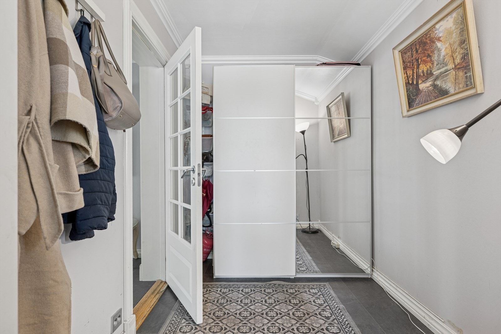 Velkommen inn! Lys og hyggelig entré med god plass for garderobe- og opphengsløsninger. Galleribilde