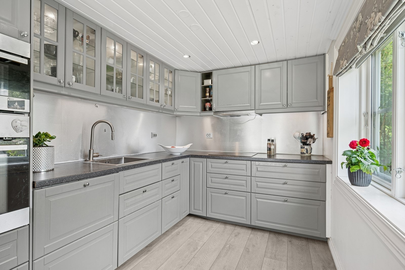 Her har en alt en måtte trenge av skap-, skuff- og benkeplass. Galleribilde