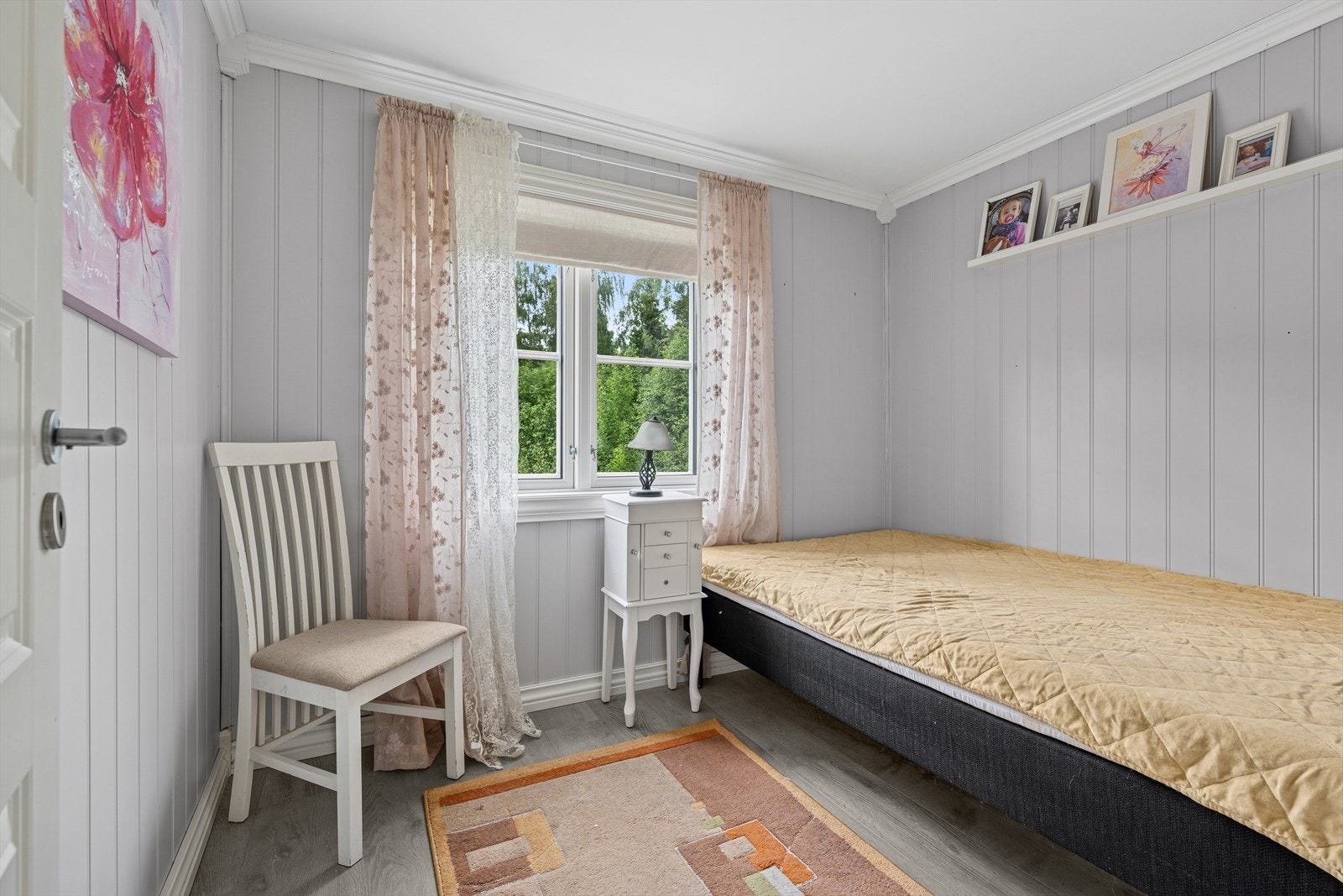 Boligen har i dag tre soverom, og dette er soverom 3. Et lyst og innbydende rom som gir barna et eget sted å leke og hvile Galleribilde