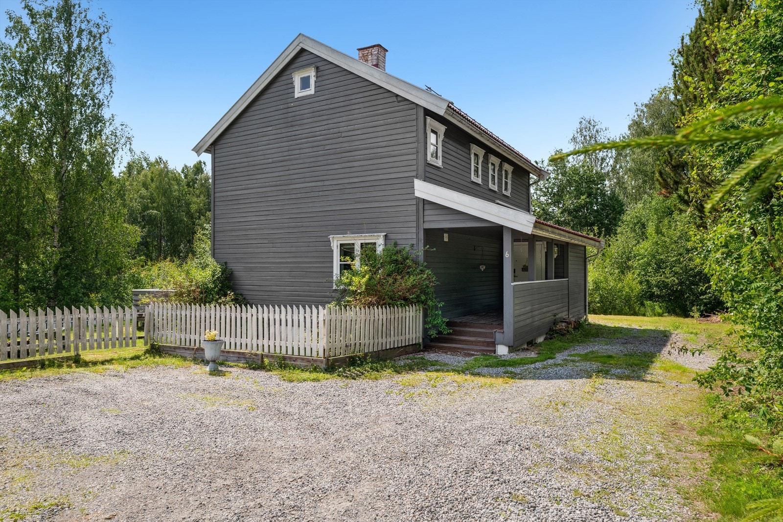 Romslig gårdsplass med svært gode parkeringsforhold. Galleribilde