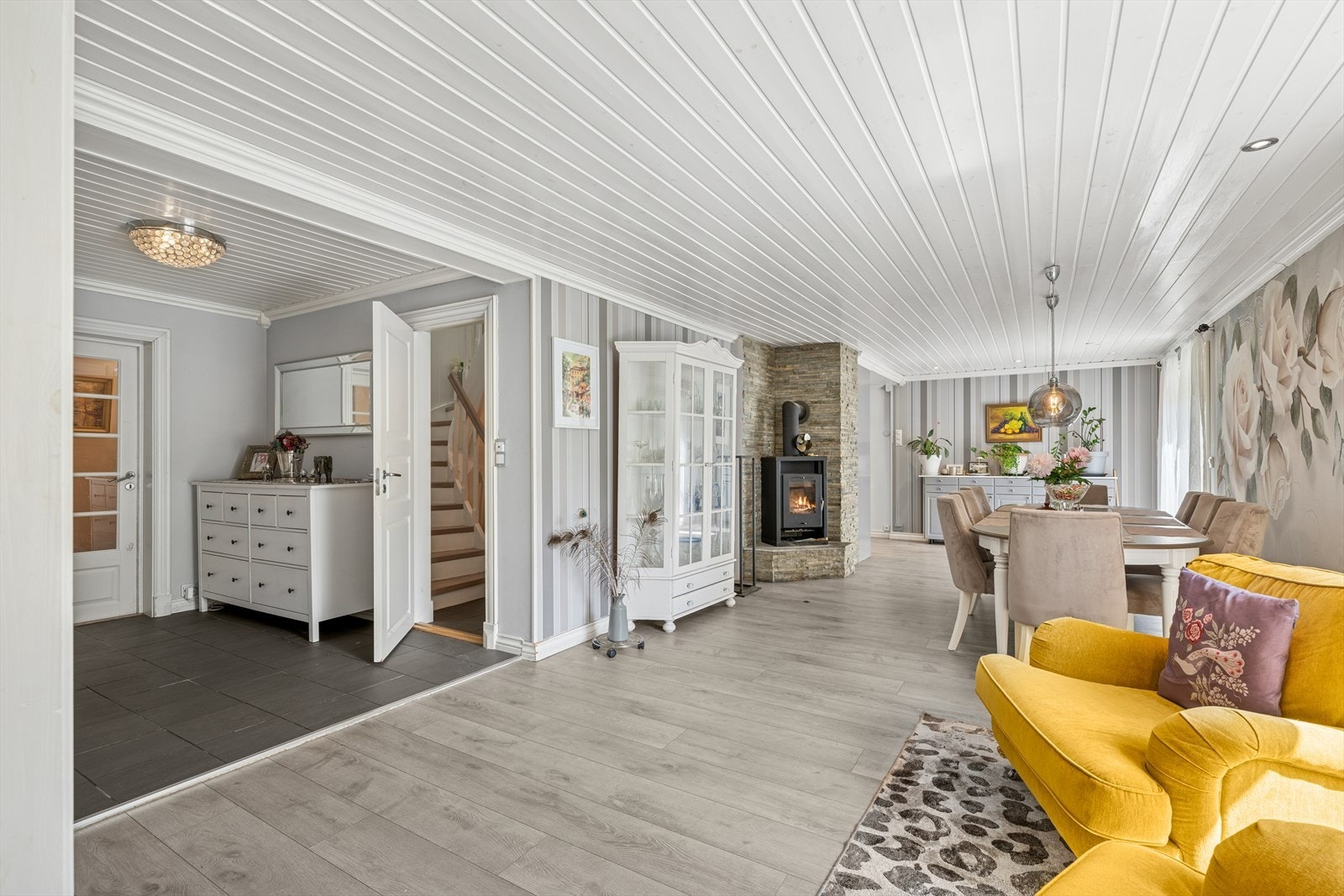 Lys og innbydende romslig stue med peisovn som skaper både varme og kos. Et fint samlingspunkt med god atmosfære. Galleribilde