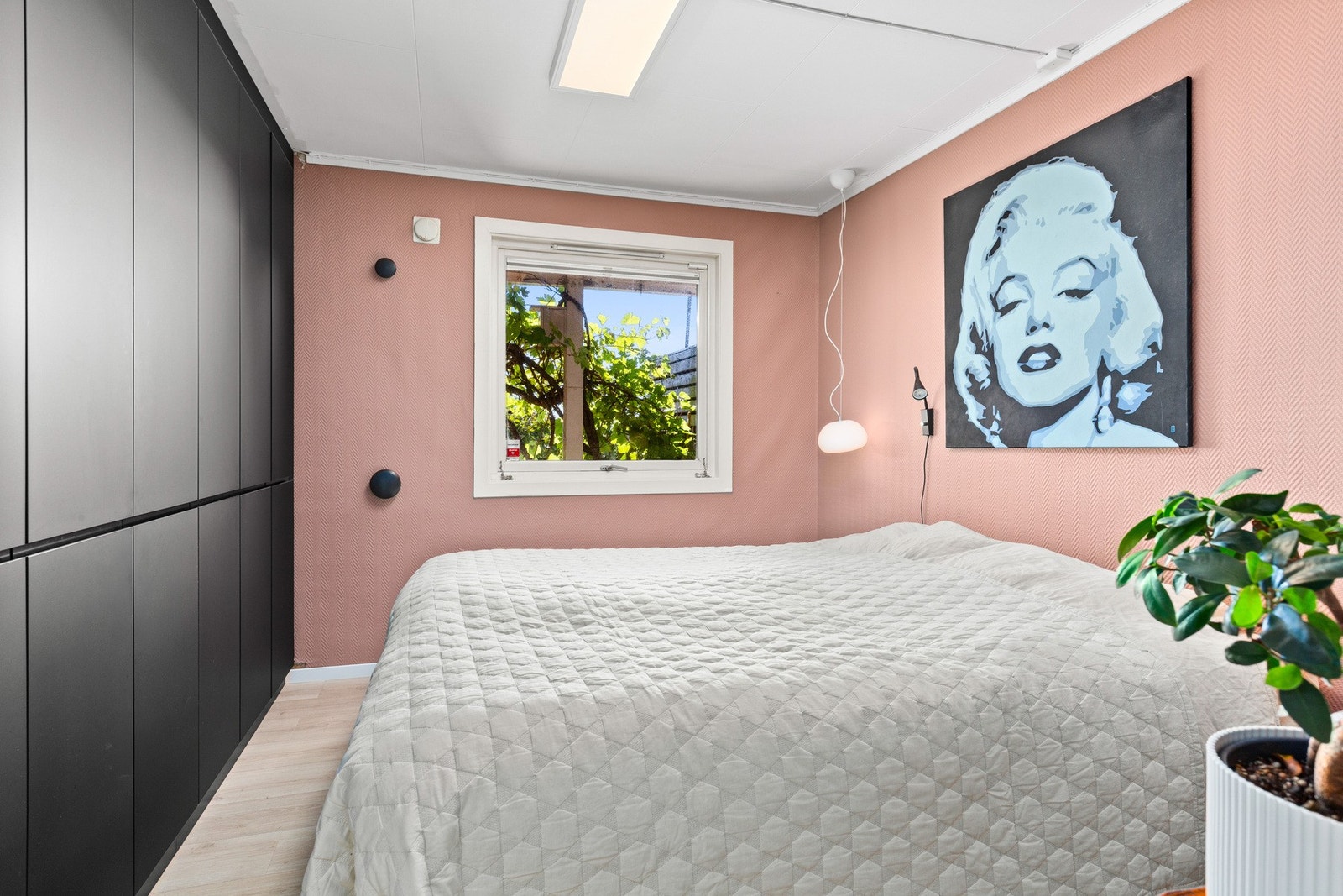 Boligen har to soverom, begge plassert i underetasjen. Galleribilde