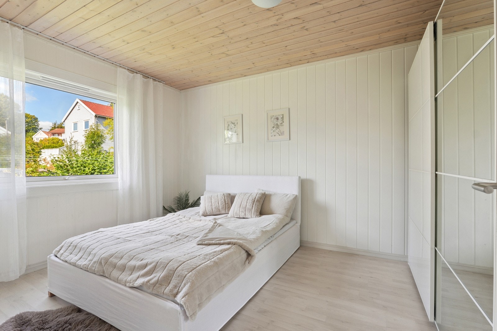 Hovedsoverom med garderobeskap Galleribilde