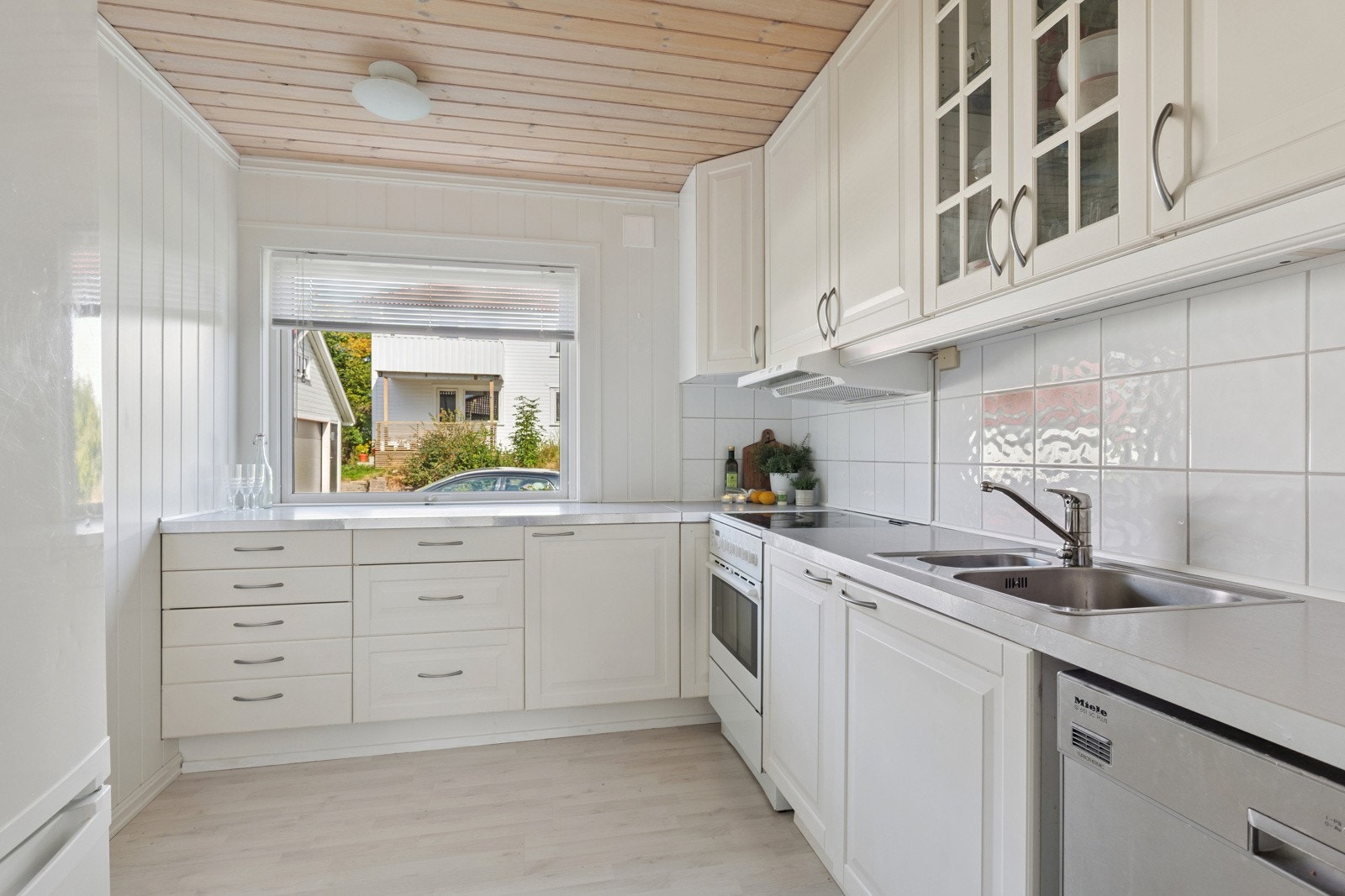 Kjøkken med vindu som gir godt med lysinnslipp Galleribilde