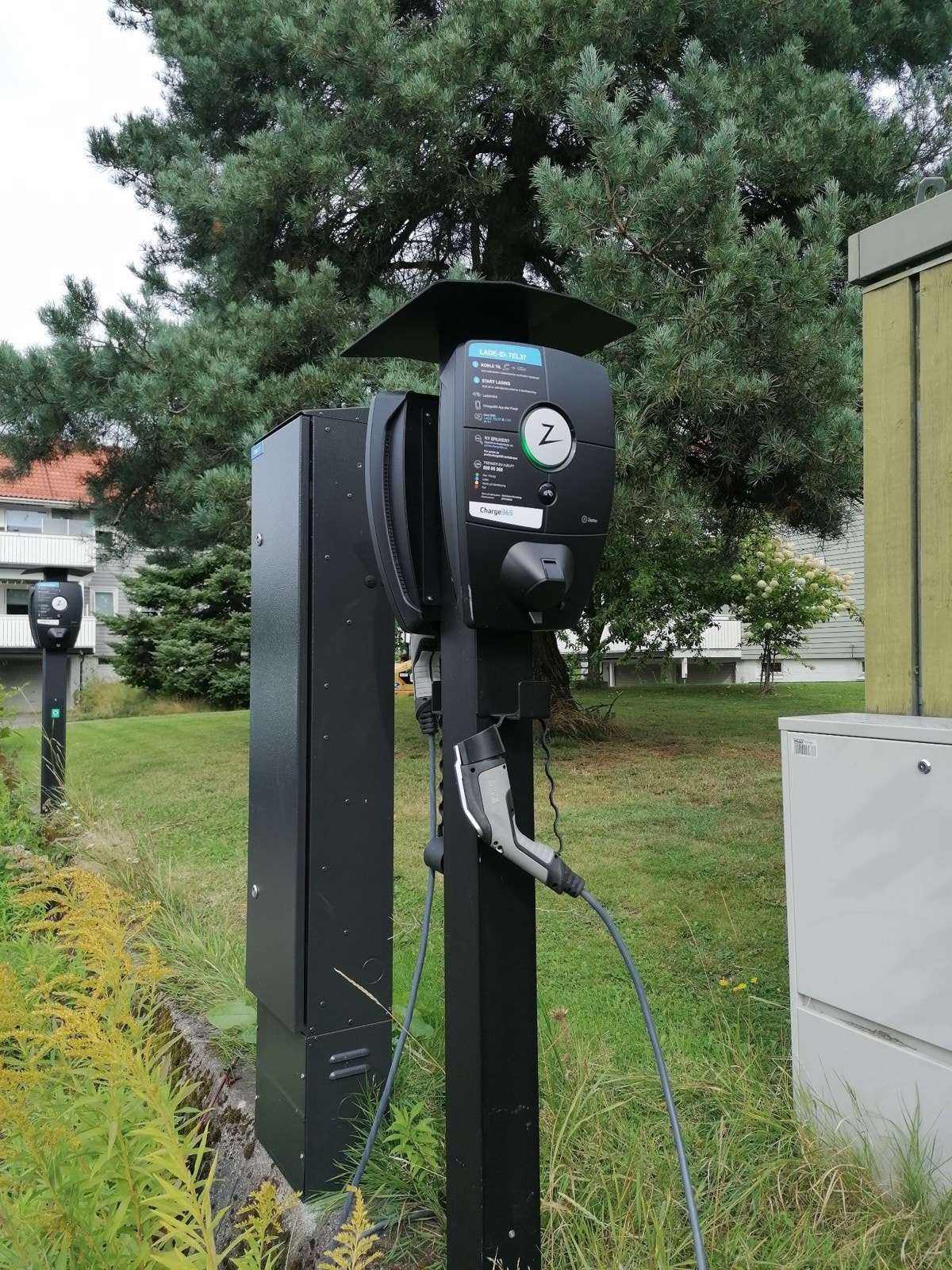 Elbilladere i borettslaget Galleribilde