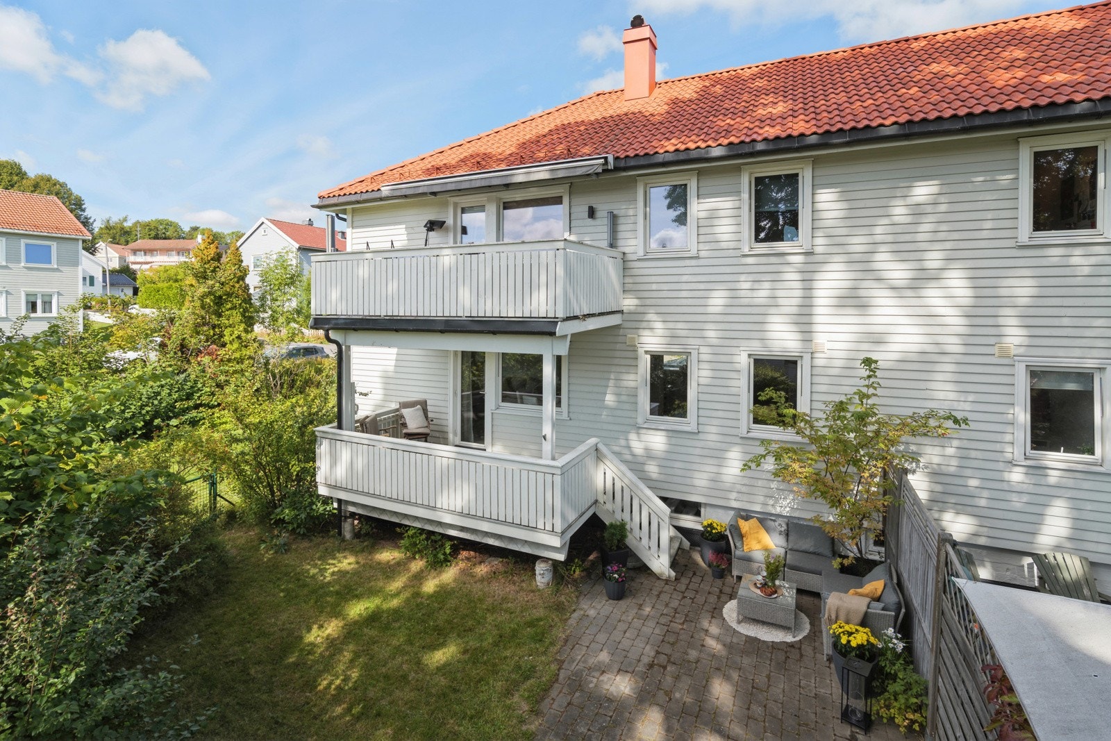 Overbygget veranda og en hadedel som denne leiligheten disponerer og vedlikeholder Galleribilde