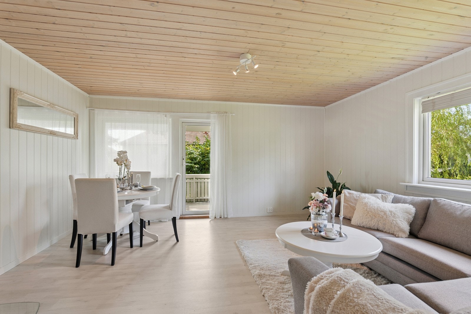 Lys stue med plass til både sofa og spisegruppe. Galleribilde