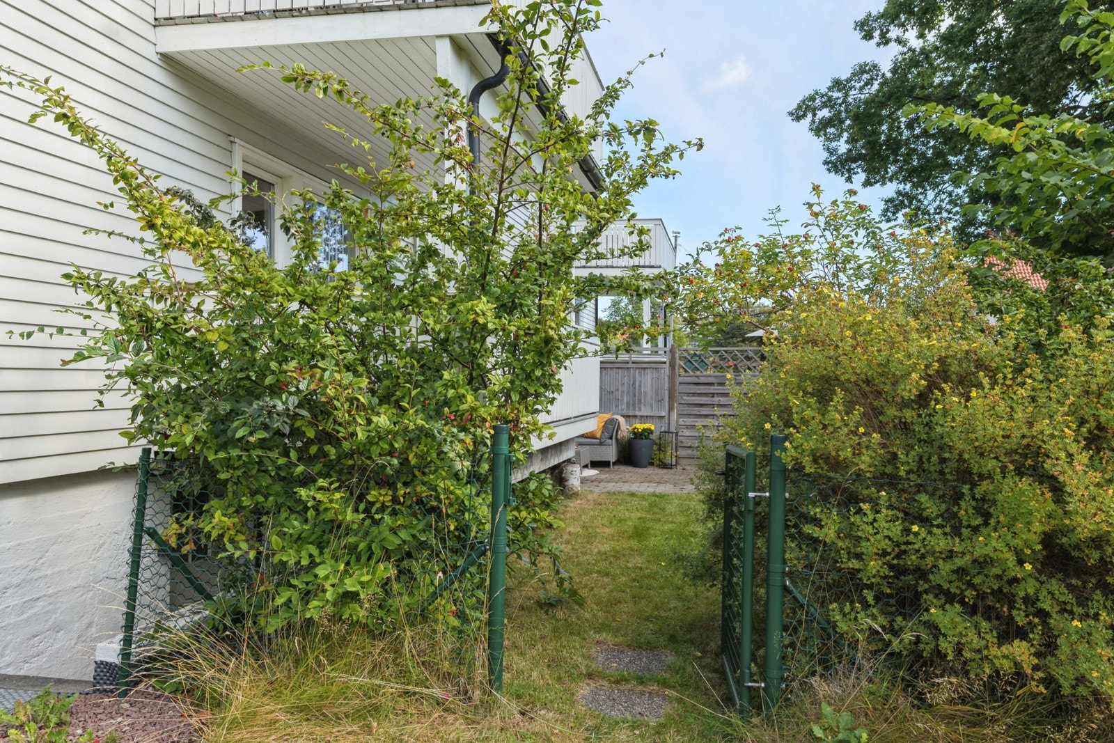 Inngjerdet uteplass med port ut Galleribilde