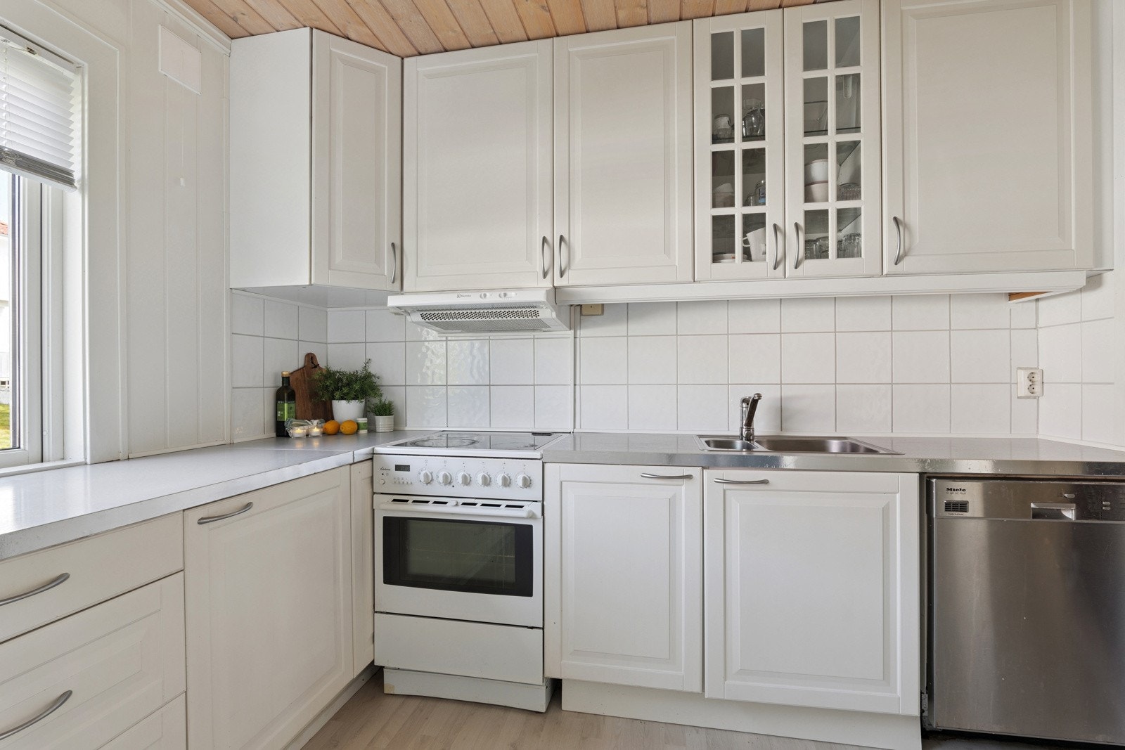 Kjøkken hvor hvitevarer medfølger i handelen Galleribilde