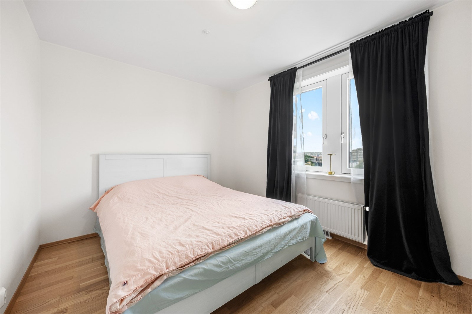 Hovedsoverommet er romslig, med plass til dobbeltseng, nattbord og tilhørende møbler. Galleribilde