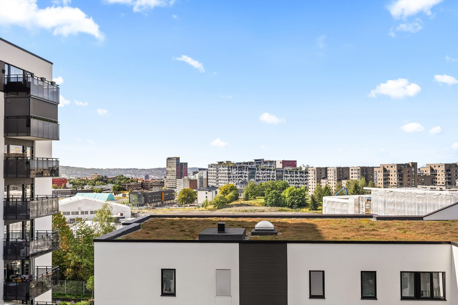 Leiligheten har en ettertraktet beliggenhet i den nye bydelen på Økern, med kort vei til servicetilbud, kollektivtransport, parker, skoler, barnehager og flotte turområder i marka. Galleribilde