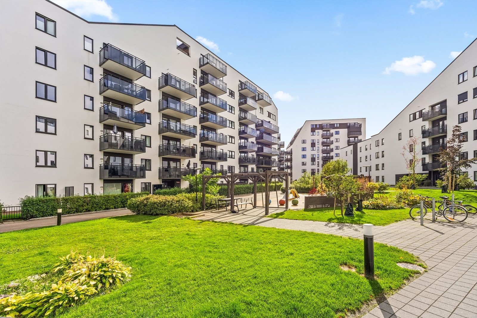Velkommen til Mørtelverksbakken 13! Dette er en lys og innbydende 3-roms selveierleilighet I 5. etasje beliggende i et rolig, barnevennlig og attraktivt område. Galleribilde