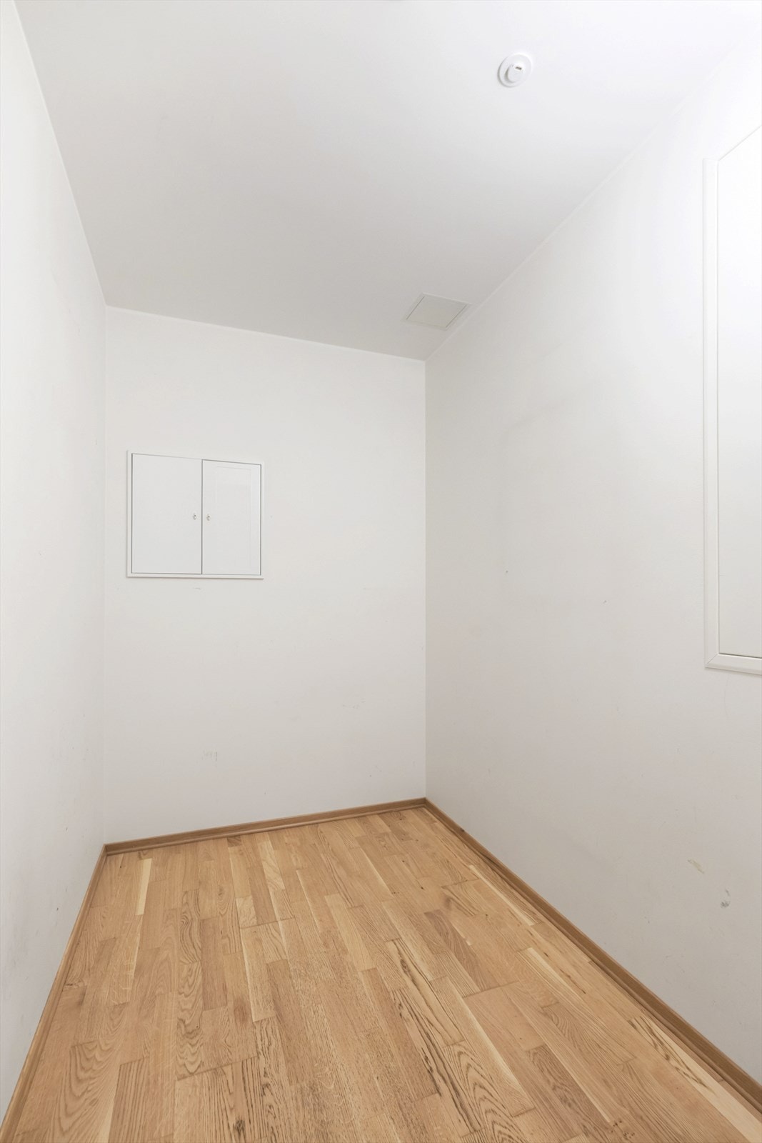 Fra entréen er det adkomst til en romslig innvendig bod med god plass til klær, sko og utstyr. Boden bidrar til en ryddig og organisert bolig, samtidig som alt er lett tilgjengelig. Galleribilde