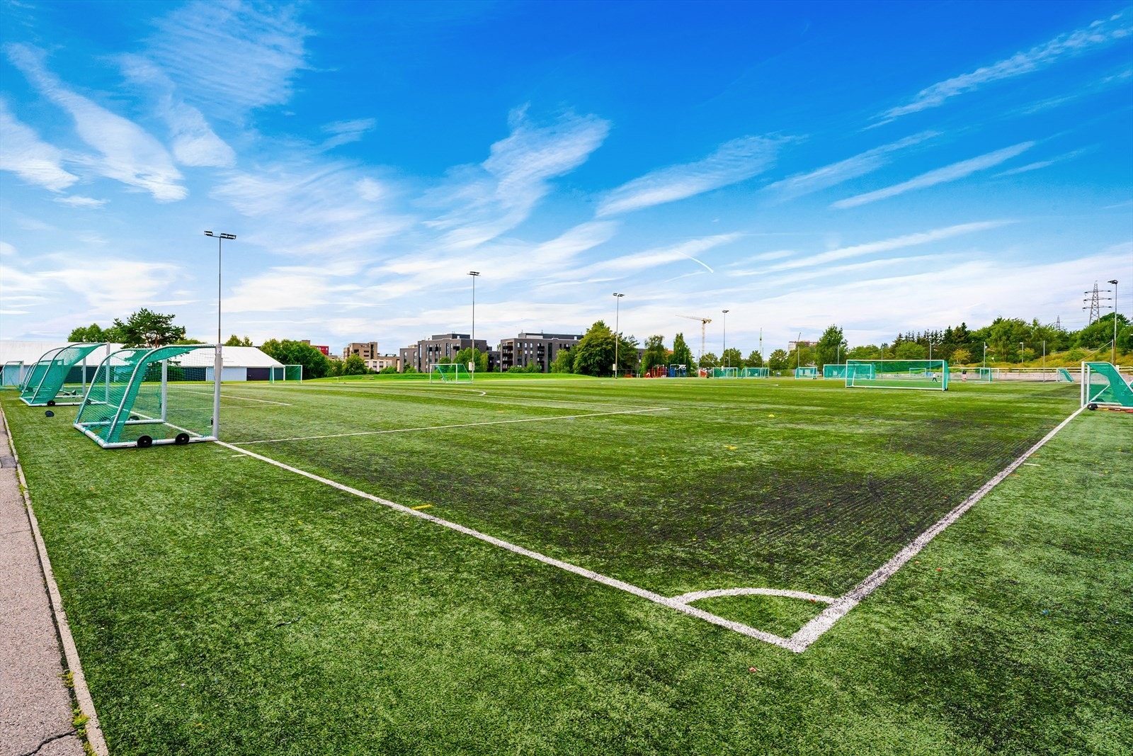 Umiddelbar nærhet til flere fotballbaner, ishall, flerbrukshall og treningsapparater. Galleribilde
