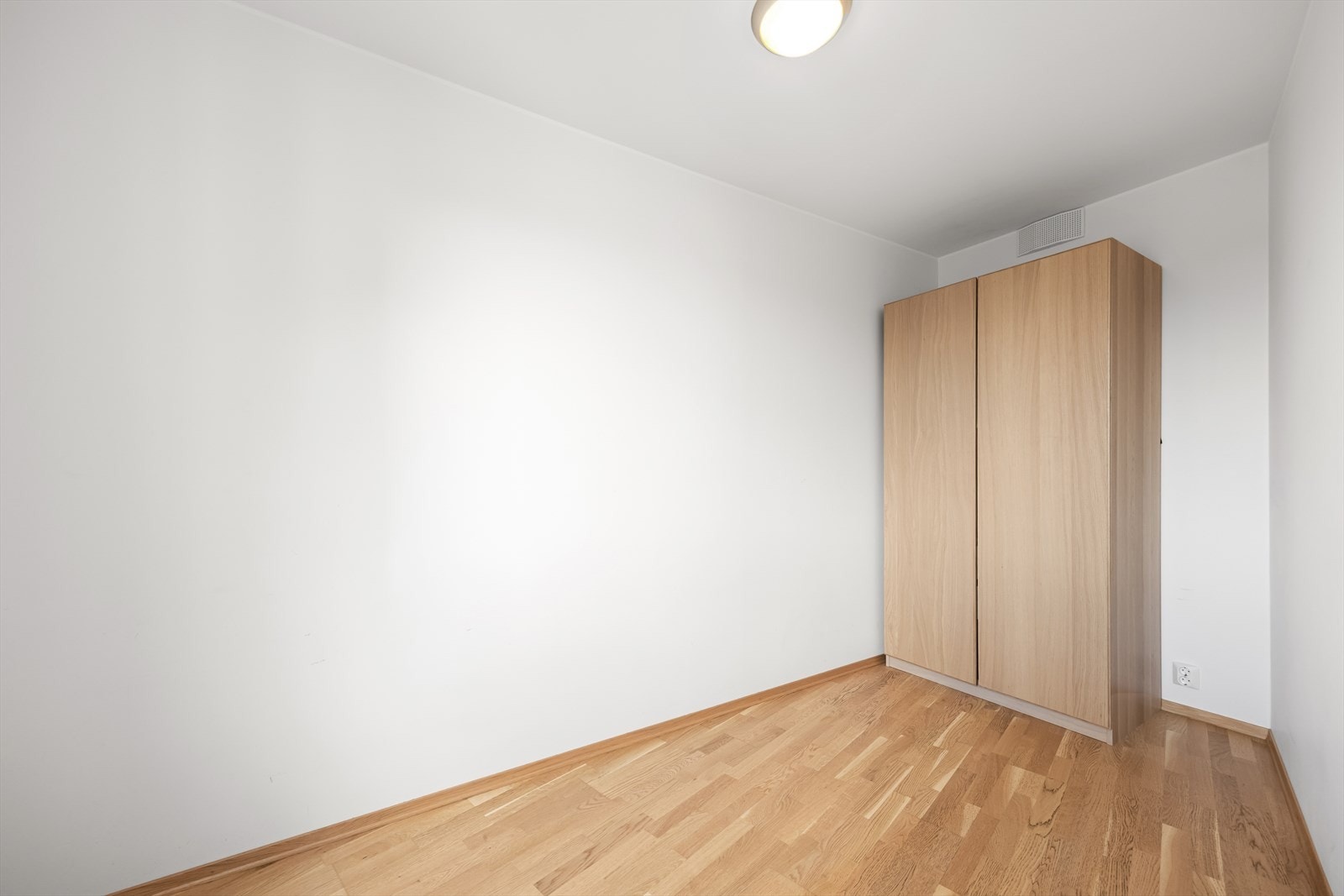 Soverom 2 er romslig og har plass til både seng og øvrige møbler. Galleribilde