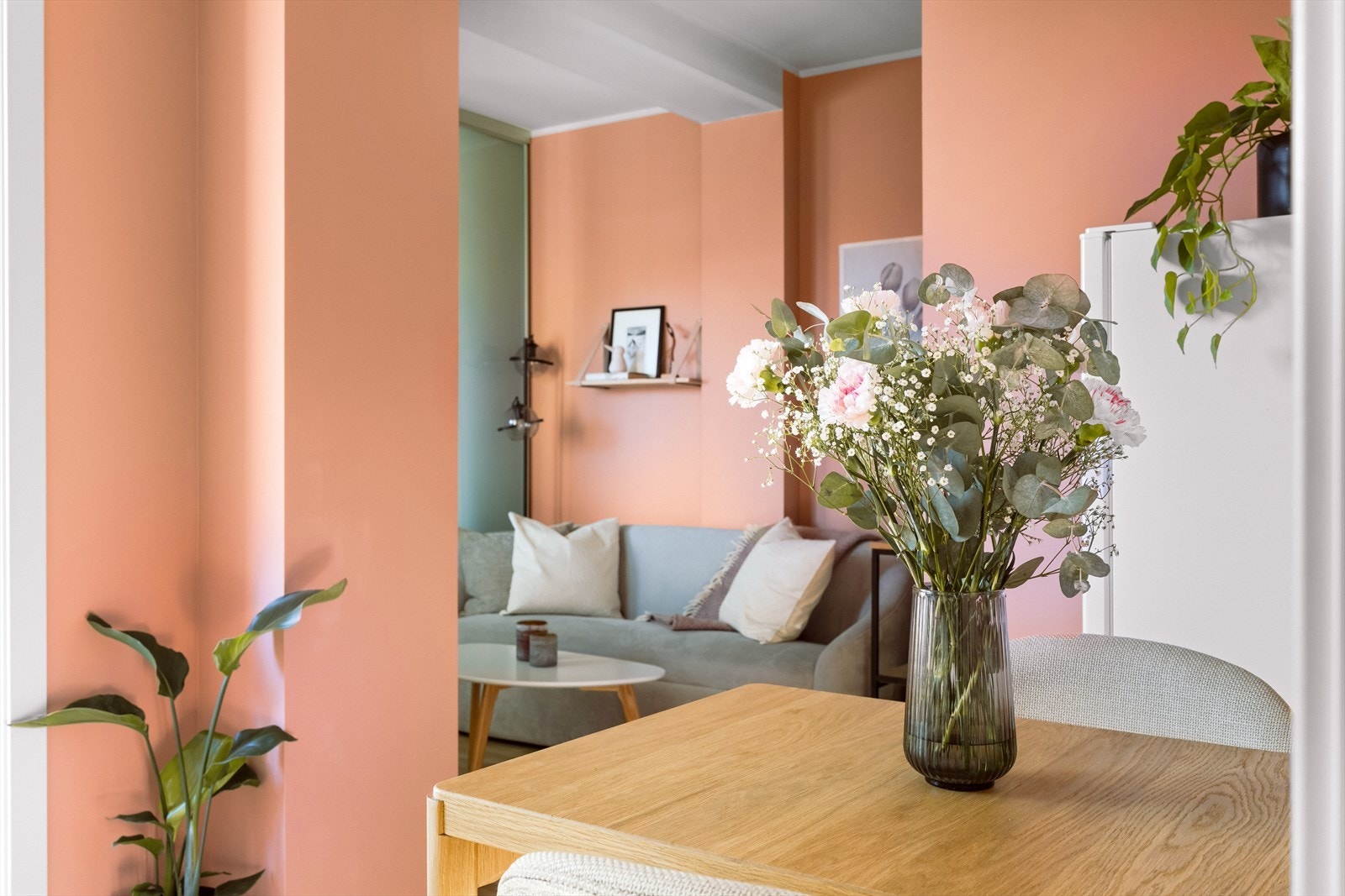 Det er plass til å innrede med spisebord mellom stue og kjøkken. Galleribilde