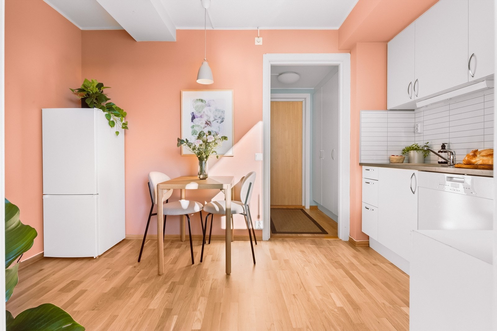 Boligen er malt i moderne farger, og har store vinduer som gjør at leiligheten oppleves lys og luftig. Galleribilde