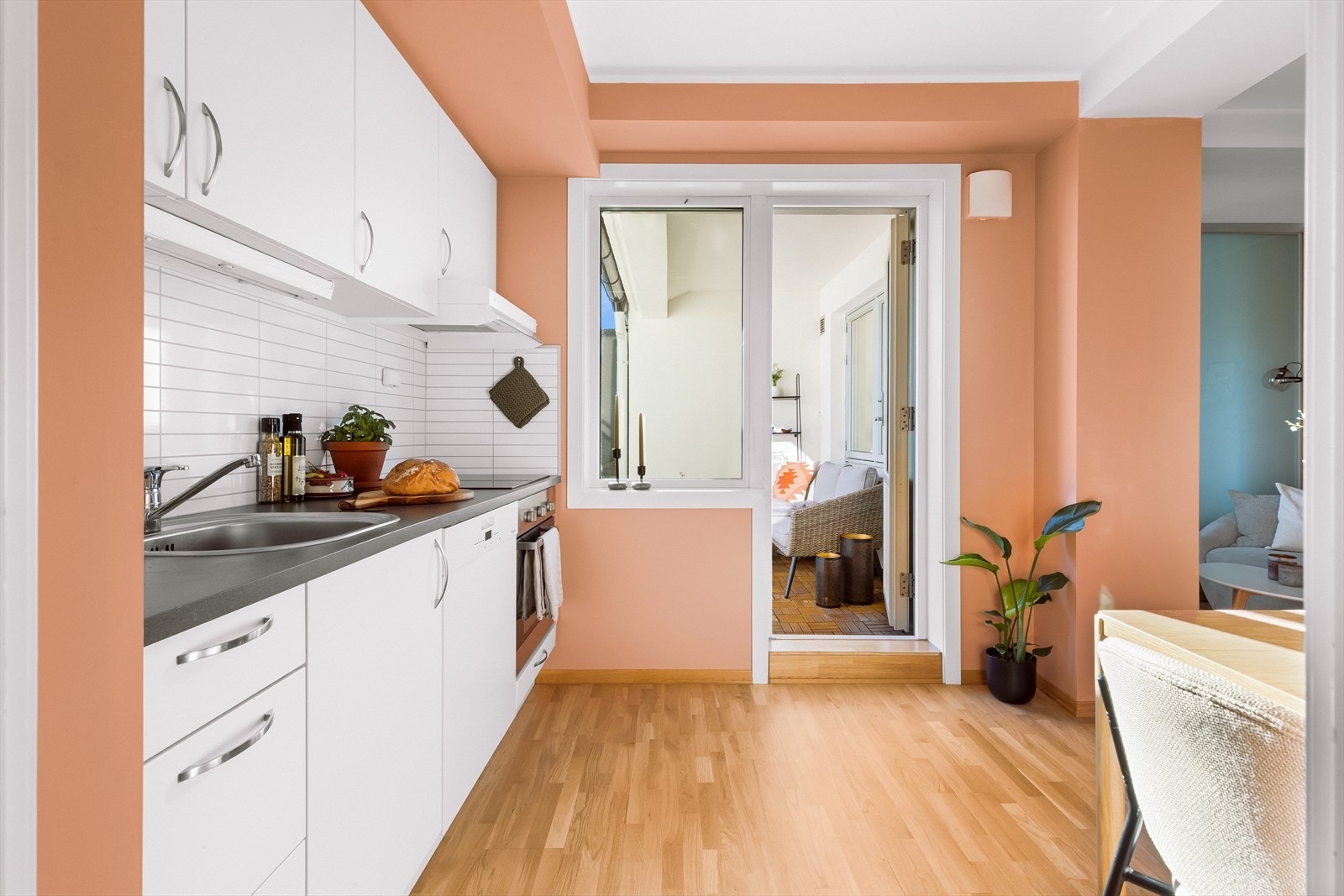 Her får du en gjennomført og arealeffektiv leilighet med en smart planløsning, og er perfekt for deg som ønsker en rolig beliggenhet og en urban livsstil. Galleribilde
