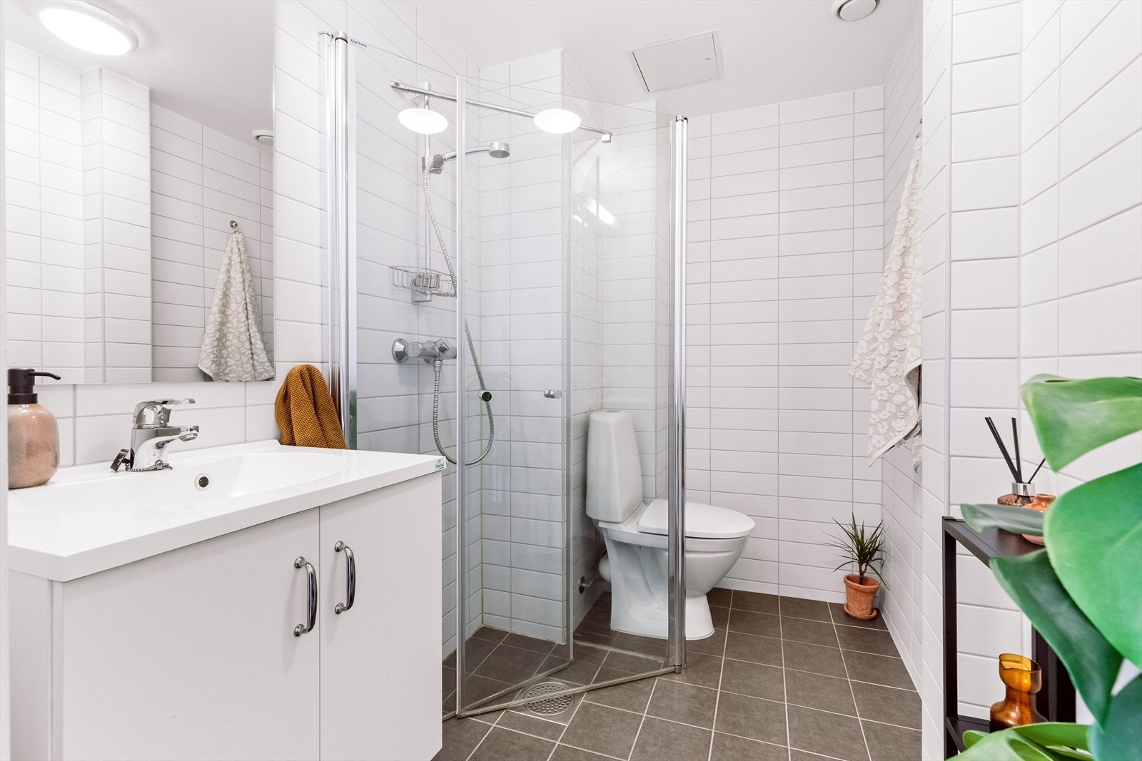 Badet er innredet med WC, dusjplass med inn-utadslående dusjvegger og servant med ettgreps blandebatteri i innredning. Galleribilde