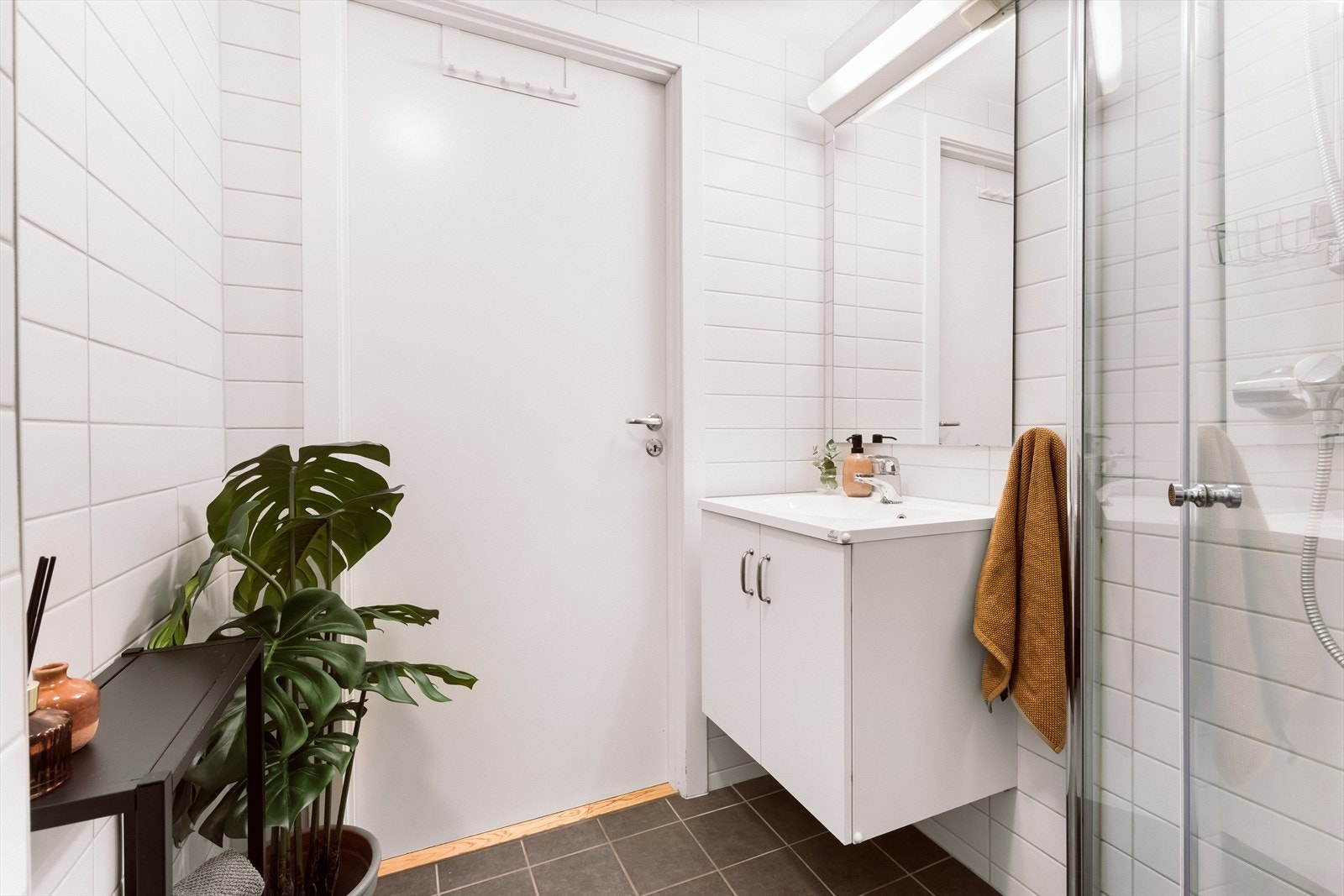 Badet er tidløst med flislagte vegger og gulv. Det er mekanisk avtrekk og gulvvarme. Galleribilde