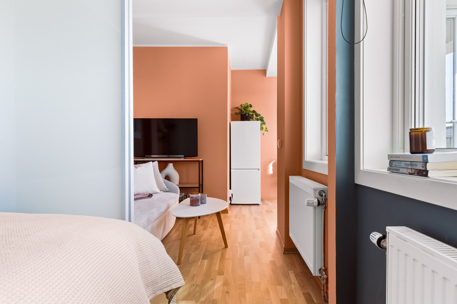 Sovealkove med store vindusflater og skyvedør. Galleribilde