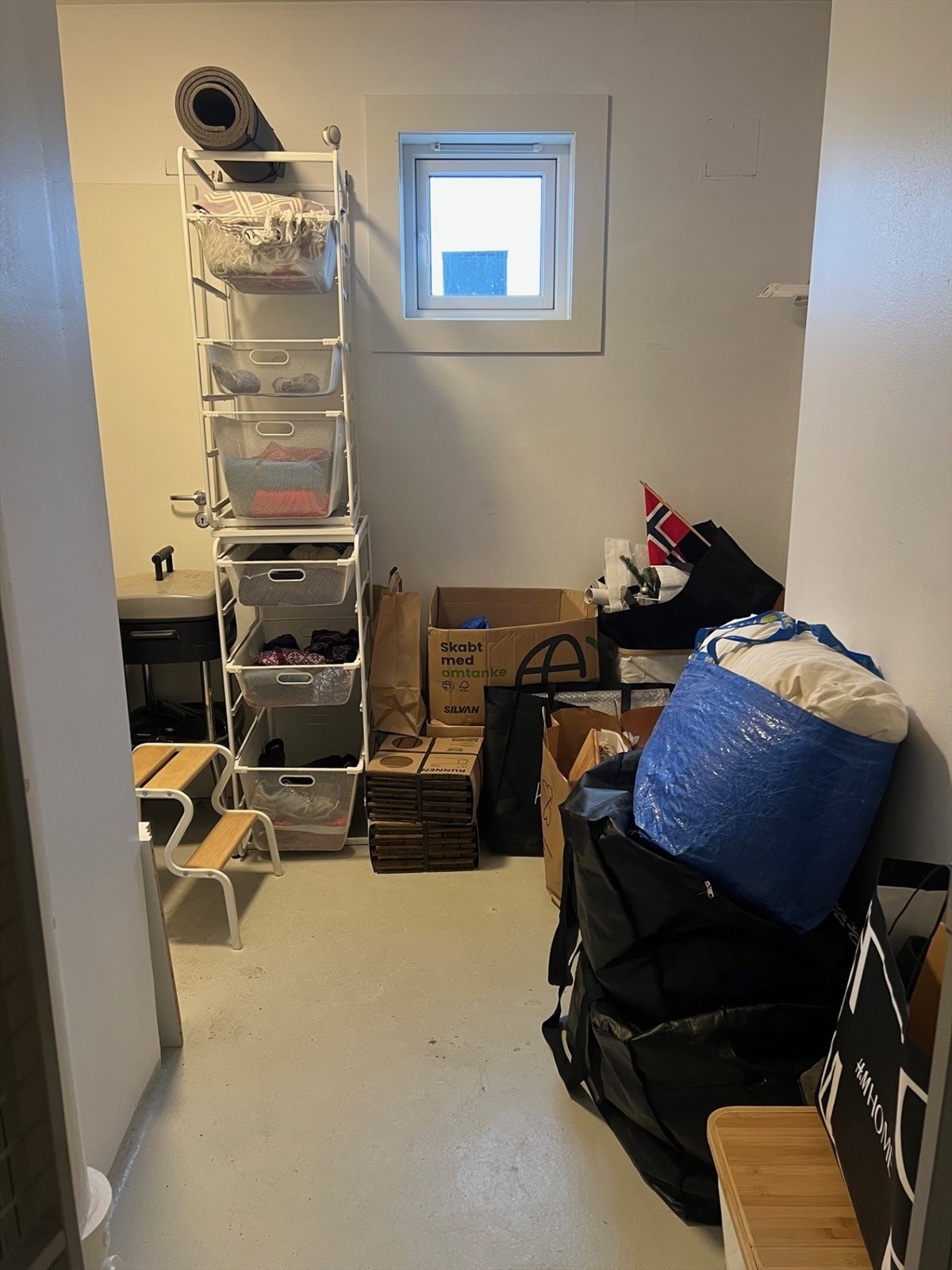 Leiligheten disponerer en praktisk og romslig bod med vindu i eget rom, èn etasje opp (7.etg). Galleribilde