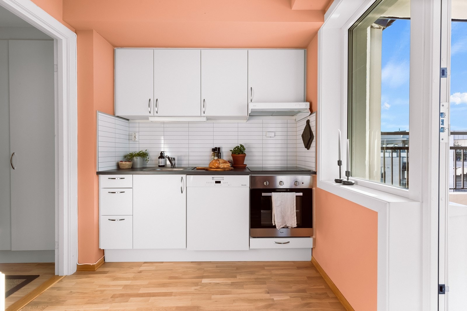 Kjøkkenet har glatt laminert innredning, plater mellom overskap og laminert benkeplate med kum med ettgreps blandebatteri. Galleribilde