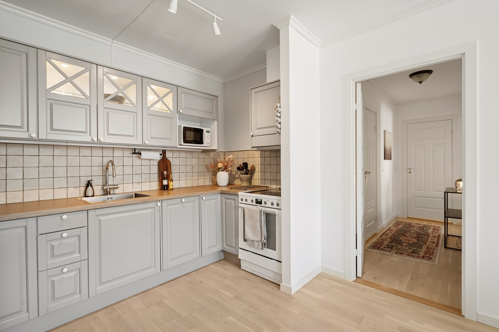 Det er profilerte fronter og laminat benkeplate Galleribilde