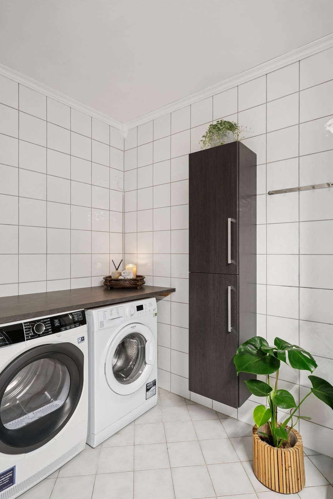 Badet har opplegg til vaskemaskin. Praktisk innrammet med arbeidsbenk Galleribilde