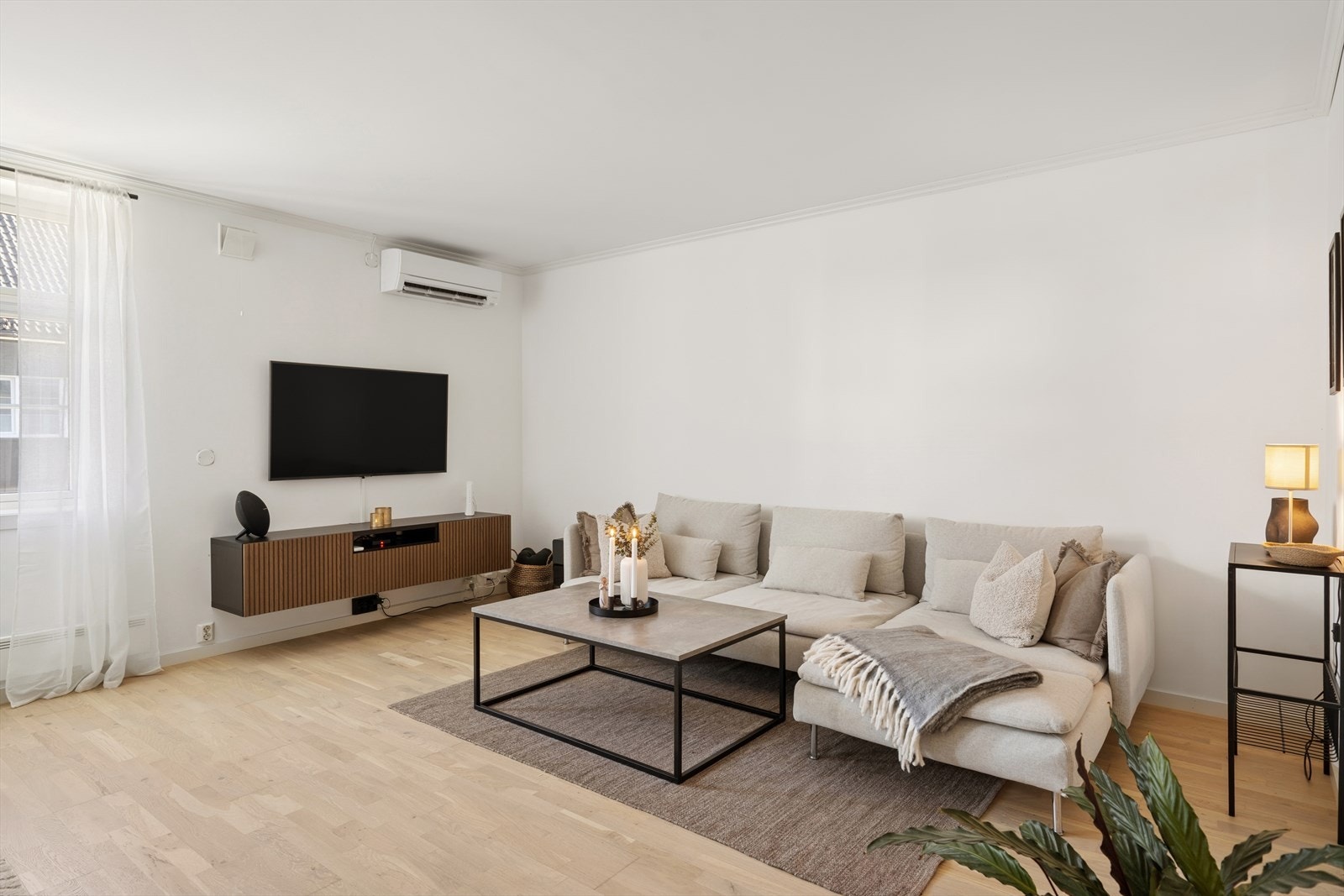 I stuen er det varmepumpe (Fra 2023), som sørger for et behagelig inneklima året rundt Galleribilde