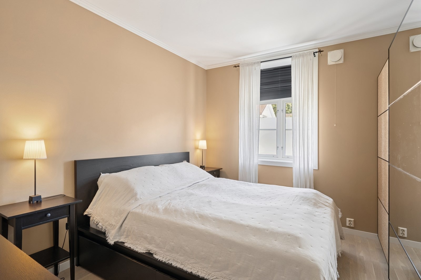 Leilighetens hovedsoverom er av god størrelse Galleribilde