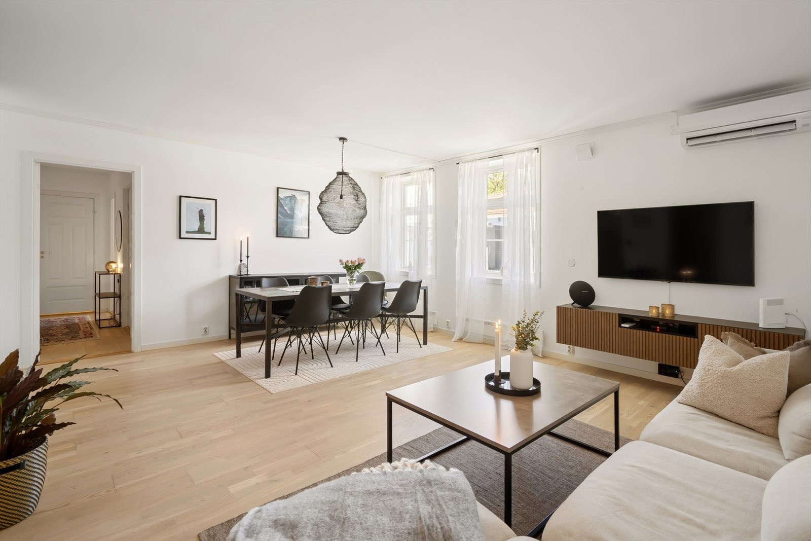 Det er god plass til både sofakroken og spisebordet Galleribilde