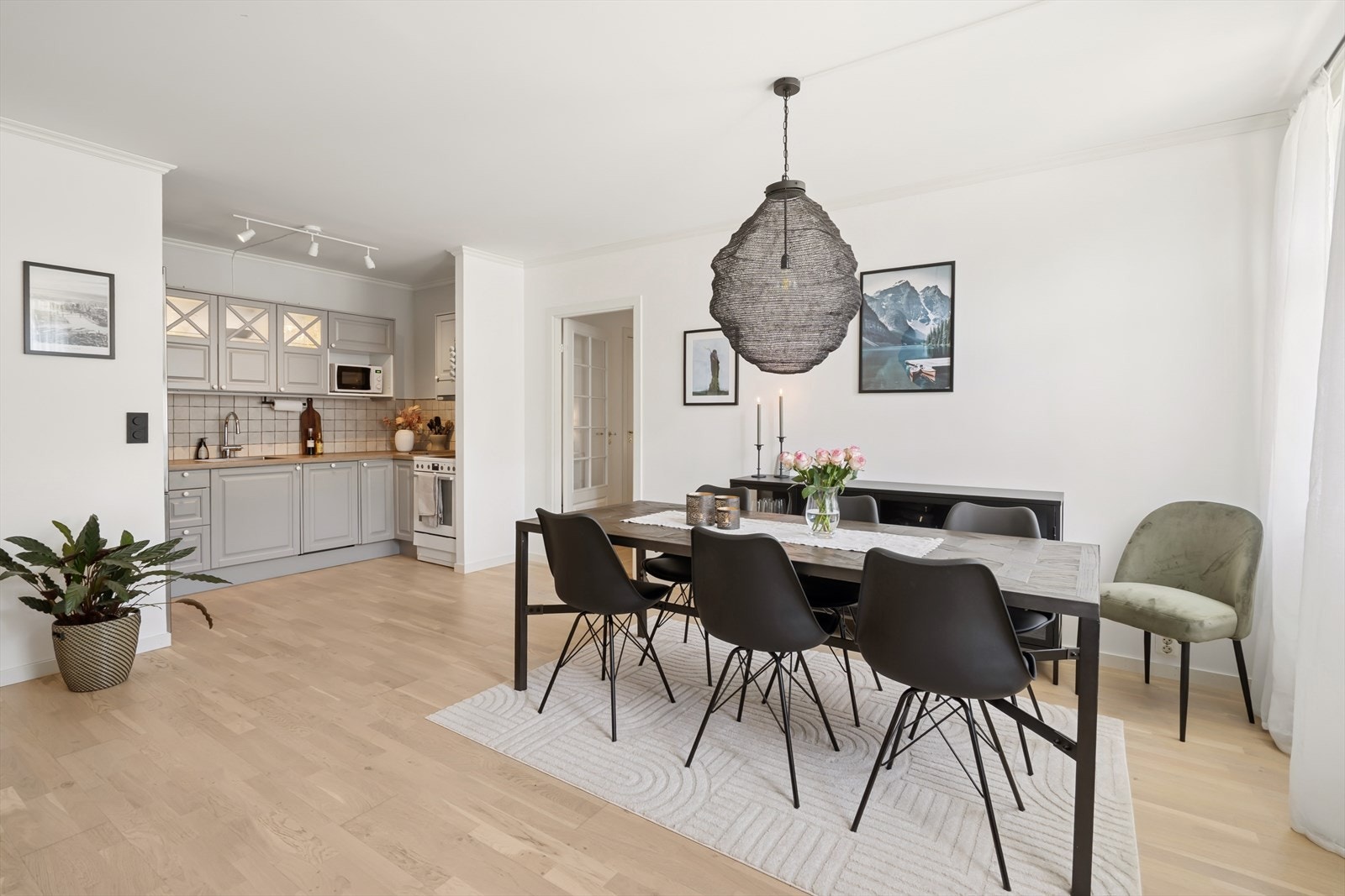 Kjøkkenet har åpen løsning mot stuen som skaper et luftig utrykk Galleribilde