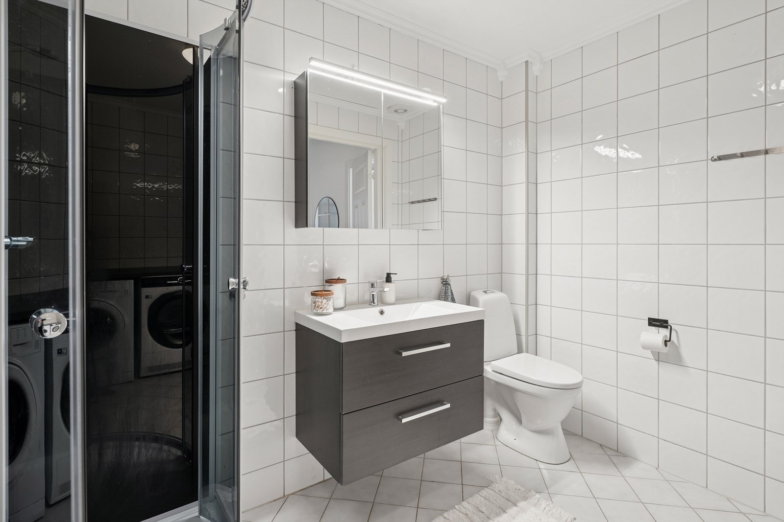 Flislagt bad. Det er varmekabler i gulv. Galleribilde